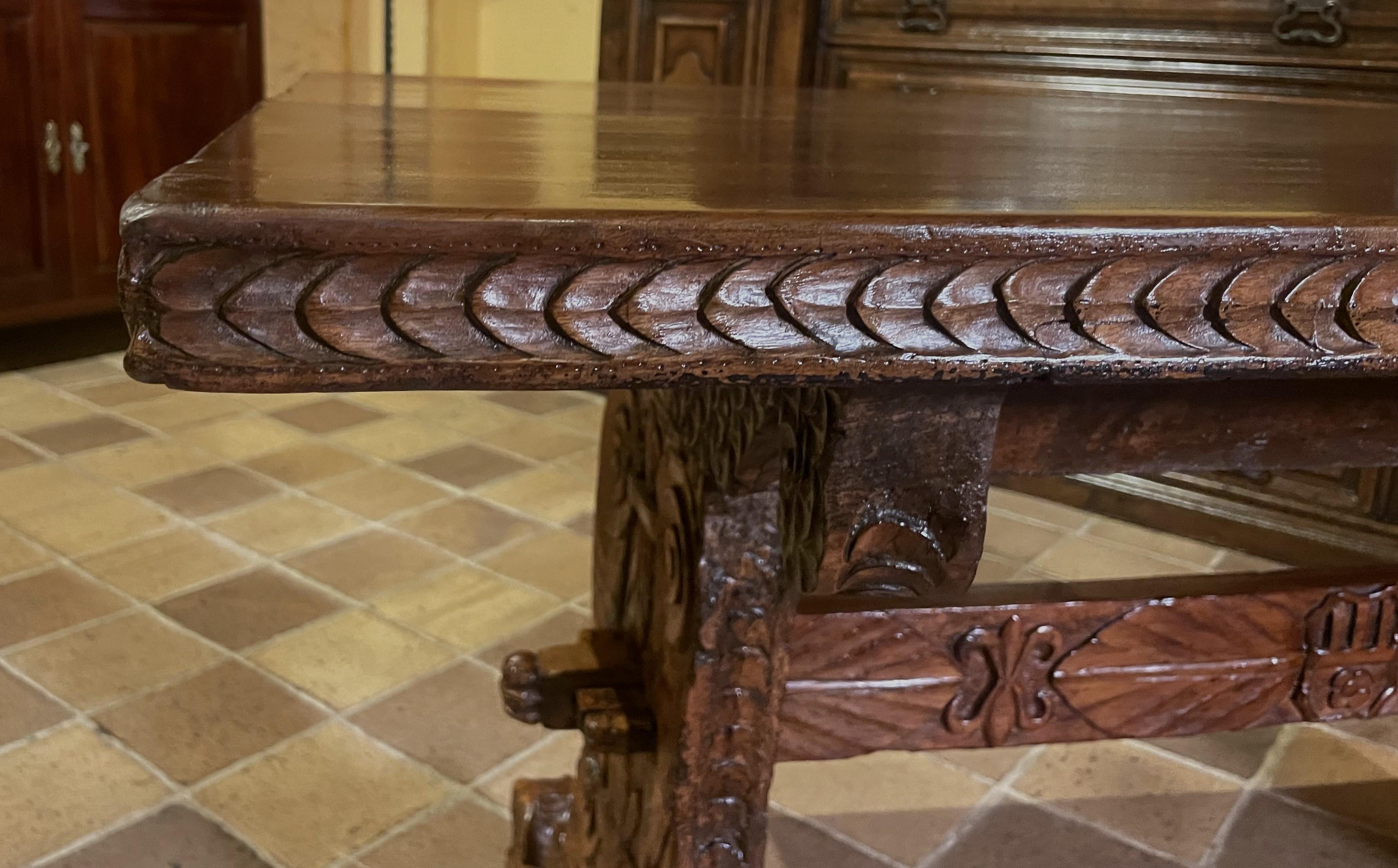 16th Century Italian Renaissance Walnut Table - Florence For Sale 3