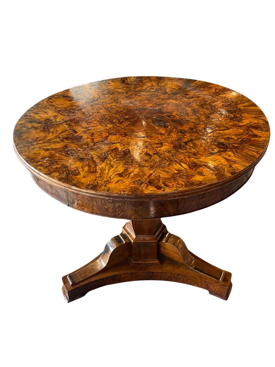 Renaissance Table ronde italienne du 16ème siècle en bois de ronce et de noyer
