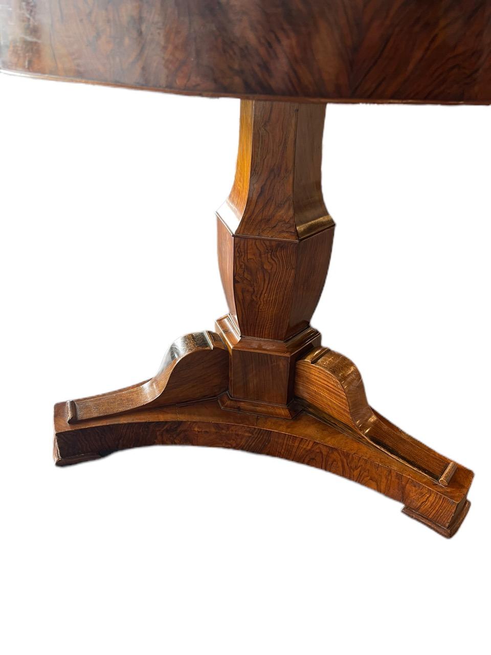 Sculpté Table ronde italienne du 16ème siècle en bois de ronce et de noyer