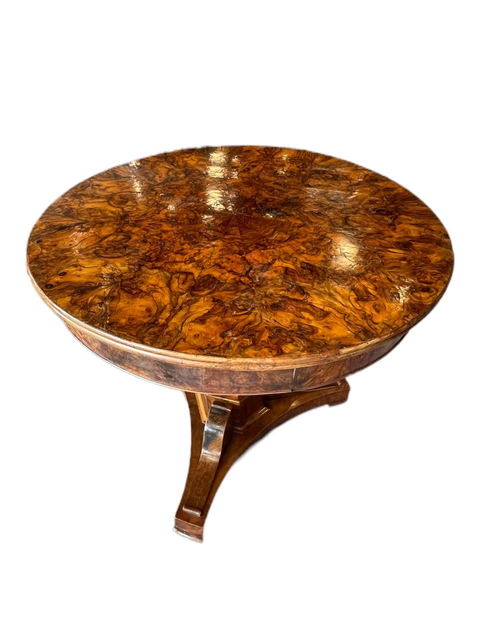 Bois Table ronde italienne du 16ème siècle en bois de ronce et de noyer
