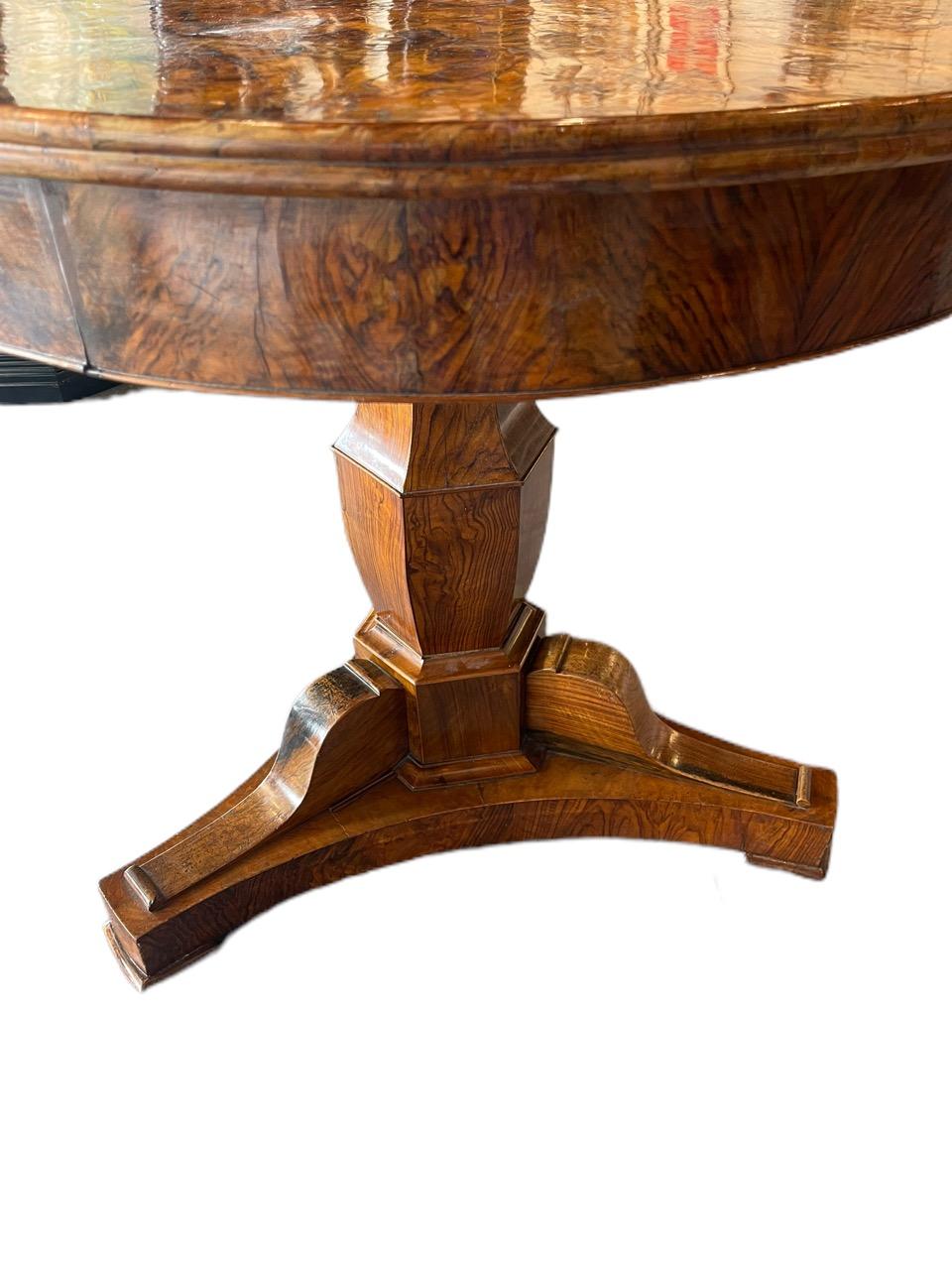 Table ronde italienne du 16ème siècle en bois de ronce et de noyer 3