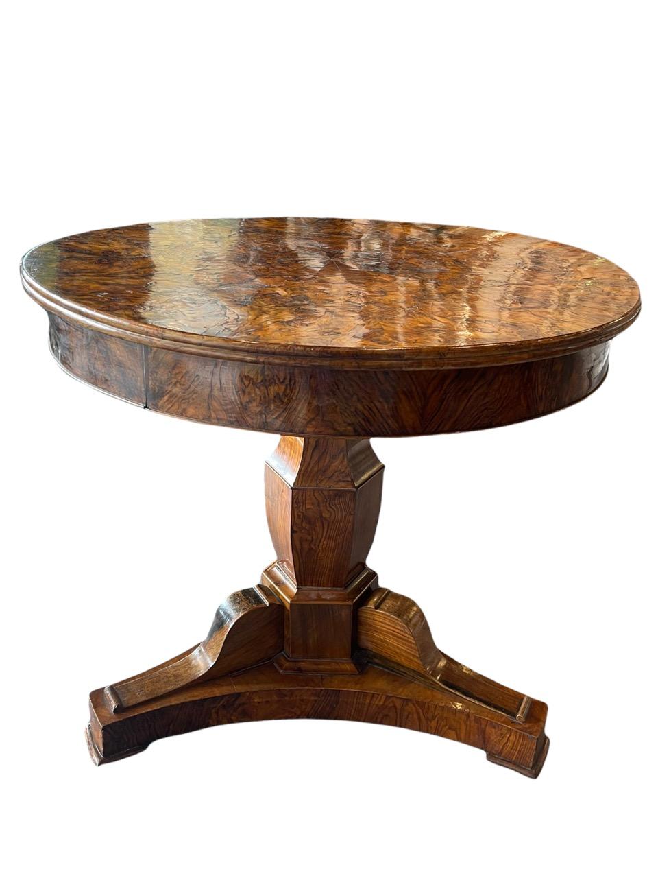 Table ronde italienne du 16ème siècle en bois de ronce et de noyer 4