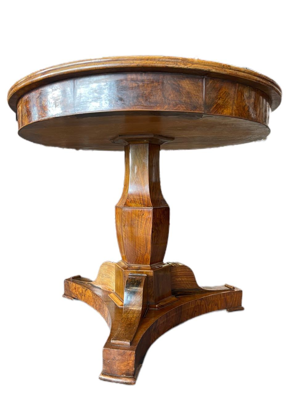 Table ronde italienne du 16ème siècle en bois de ronce et de noyer 5