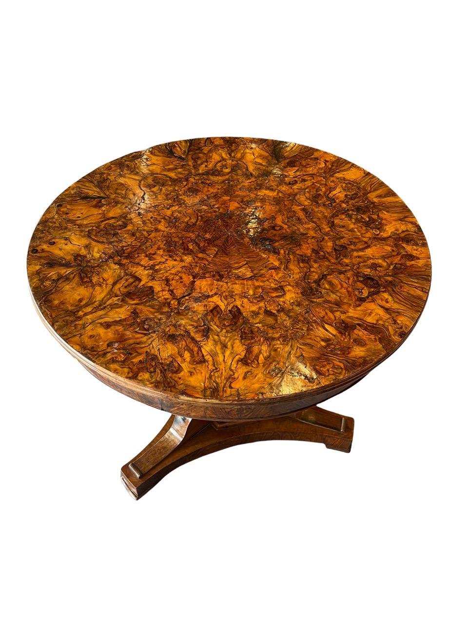 Table ronde italienne du 16ème siècle en bois de ronce et de noyer 8