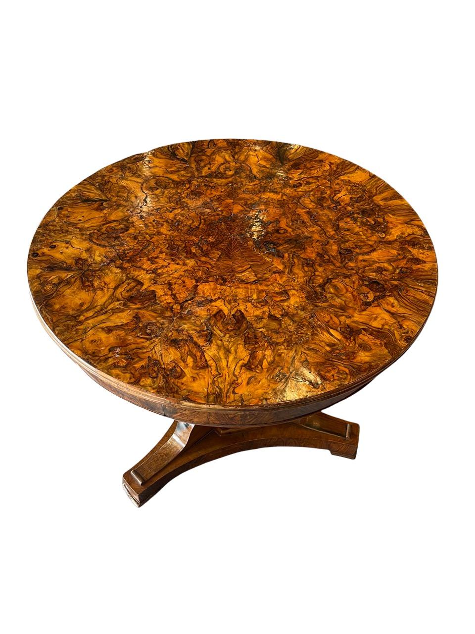 16th Century Italian Round Table Made of Burl and Walnut Wood 6