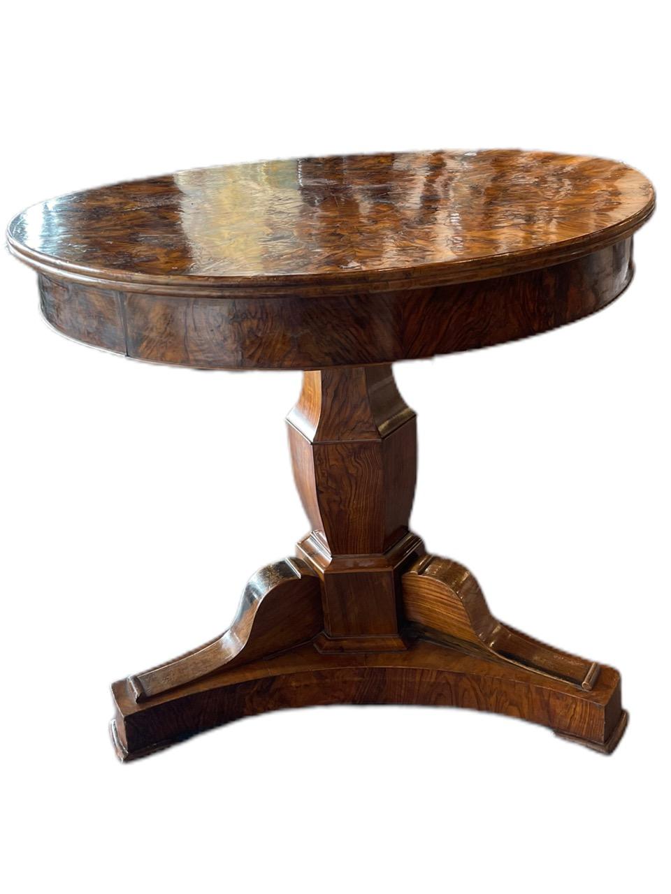 Table ronde italienne du 16ème siècle en bois de ronce et de noyer 10