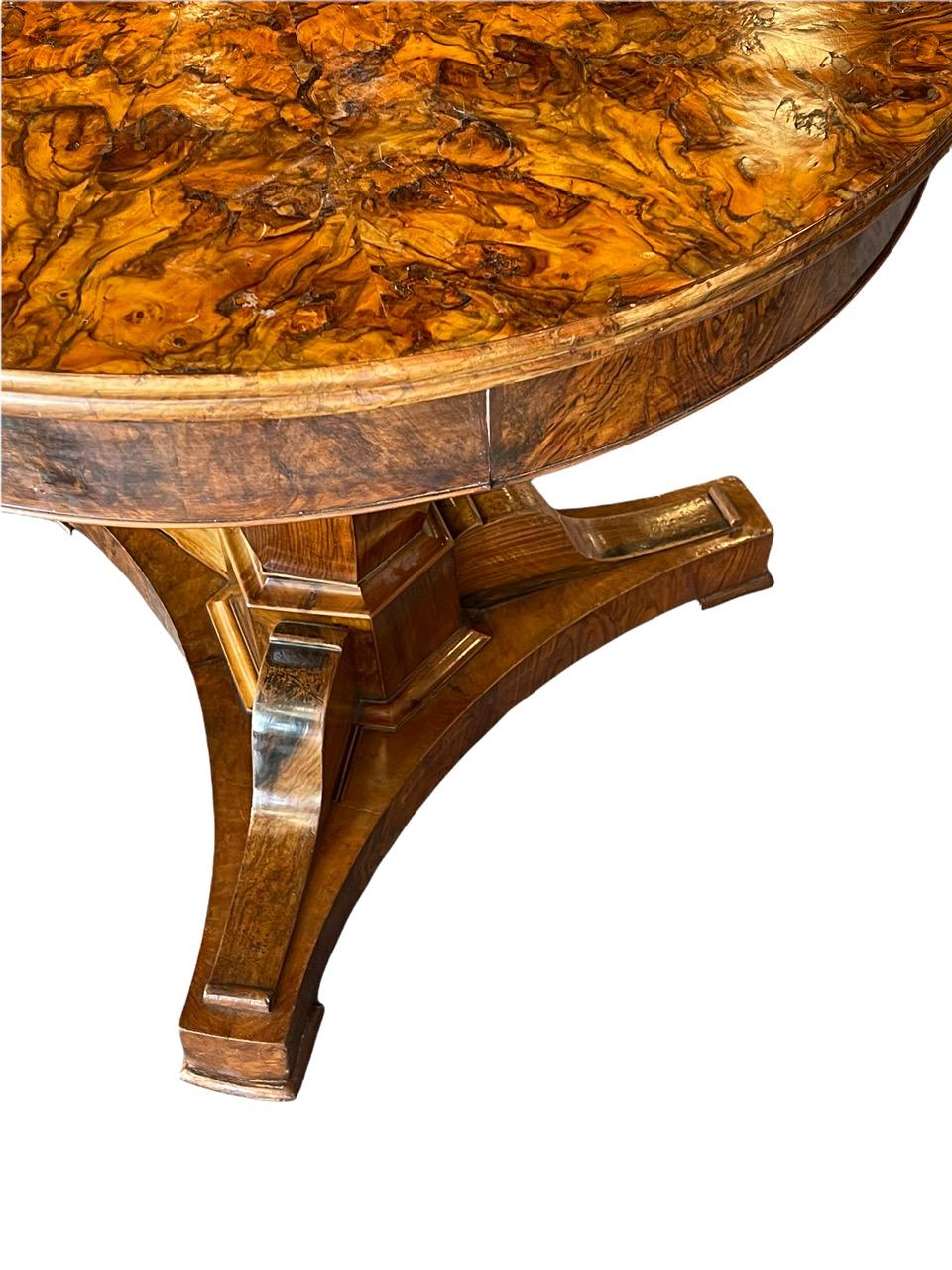 Table ronde italienne du 16ème siècle en bois de ronce et de noyer 11