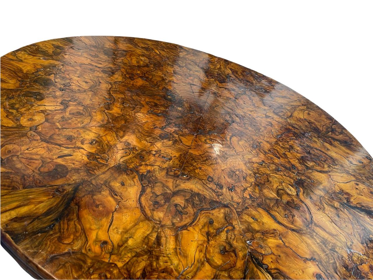 Table ronde italienne du 16ème siècle en bois de ronce et de noyer 1
