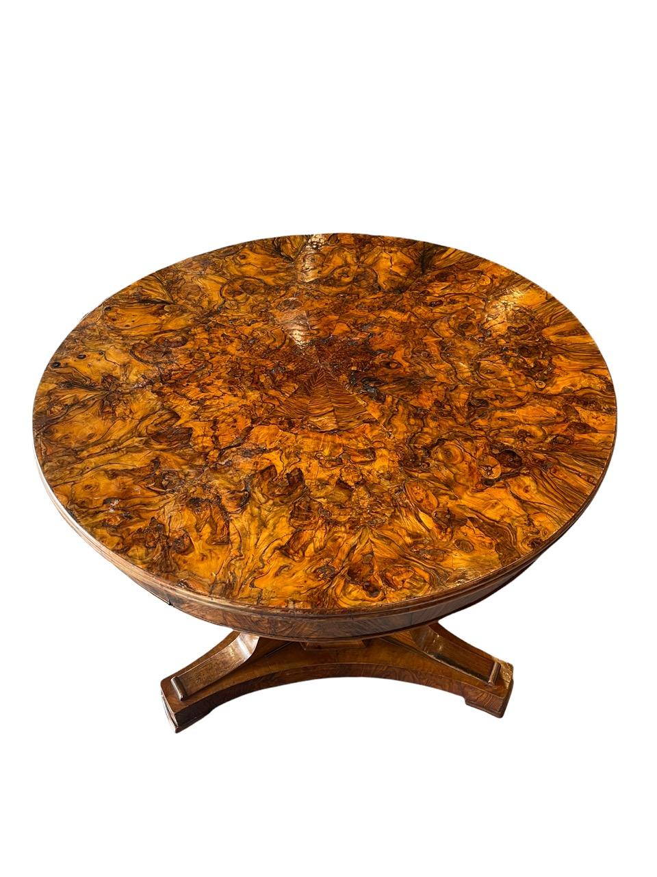 Table ronde italienne du 16ème siècle en bois de ronce et de noyer 2