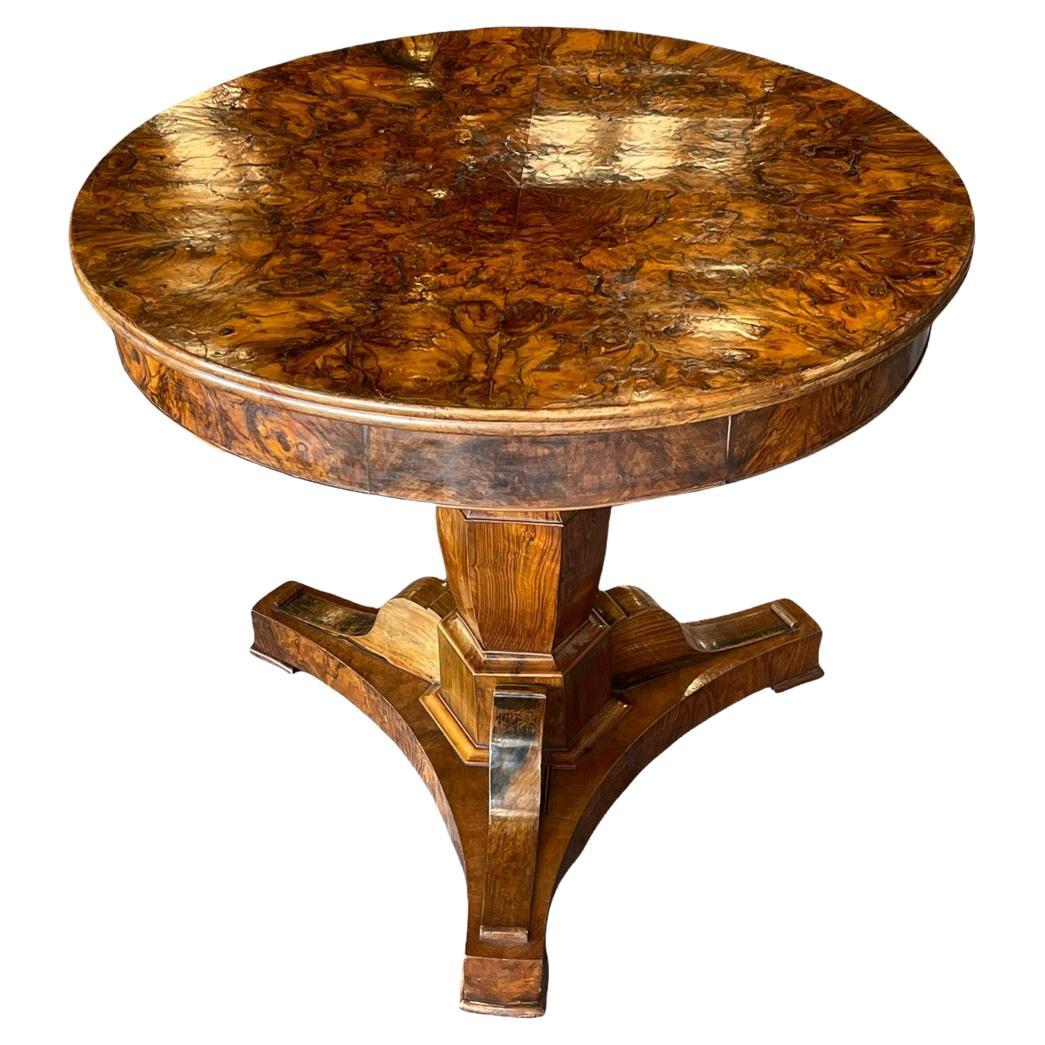 Table ronde italienne du 16ème siècle en bois de ronce et de noyer
