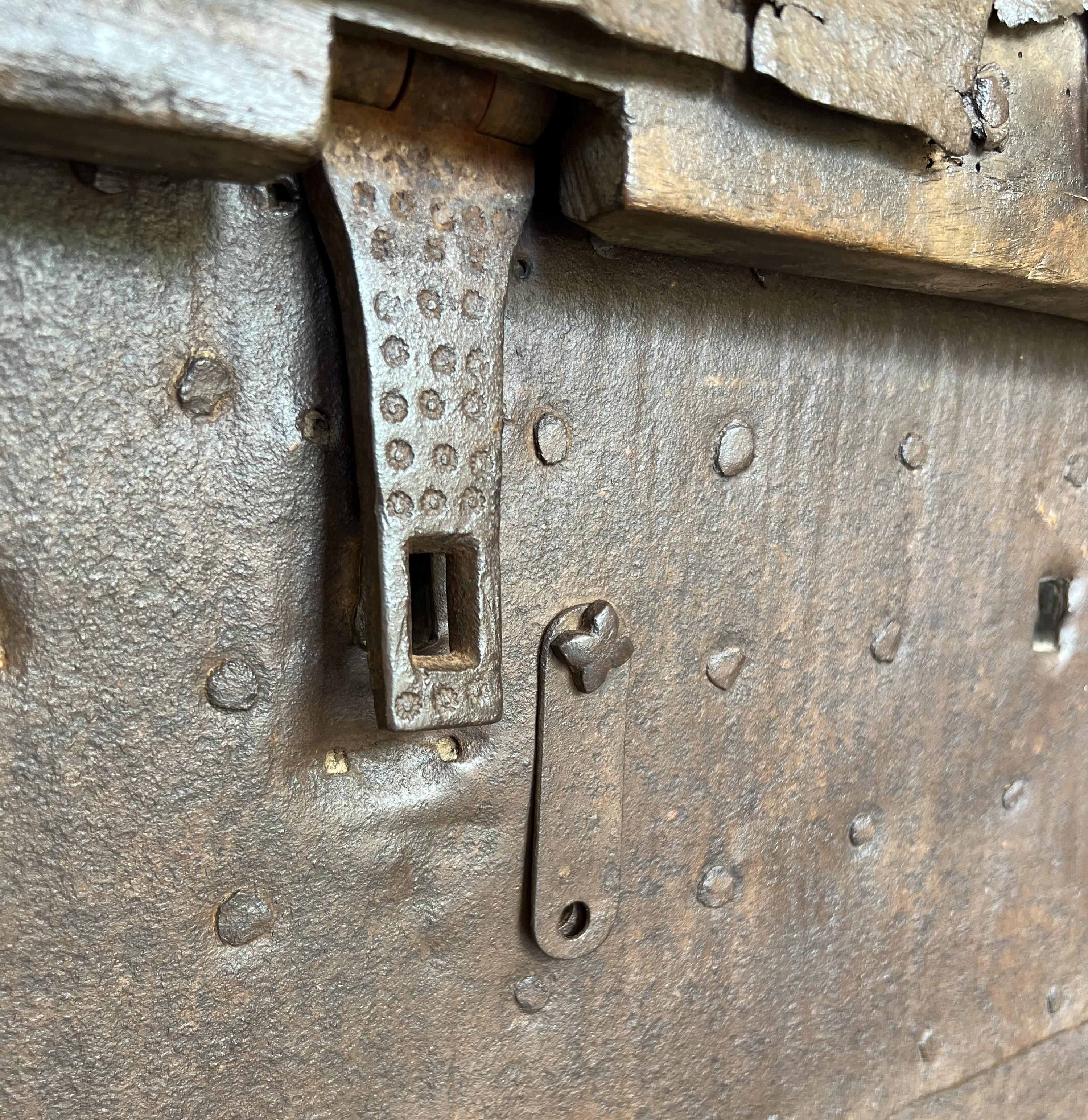 16th century large chest strongbox iron and walnut In Good Condition For Sale In Vosselaar, BE