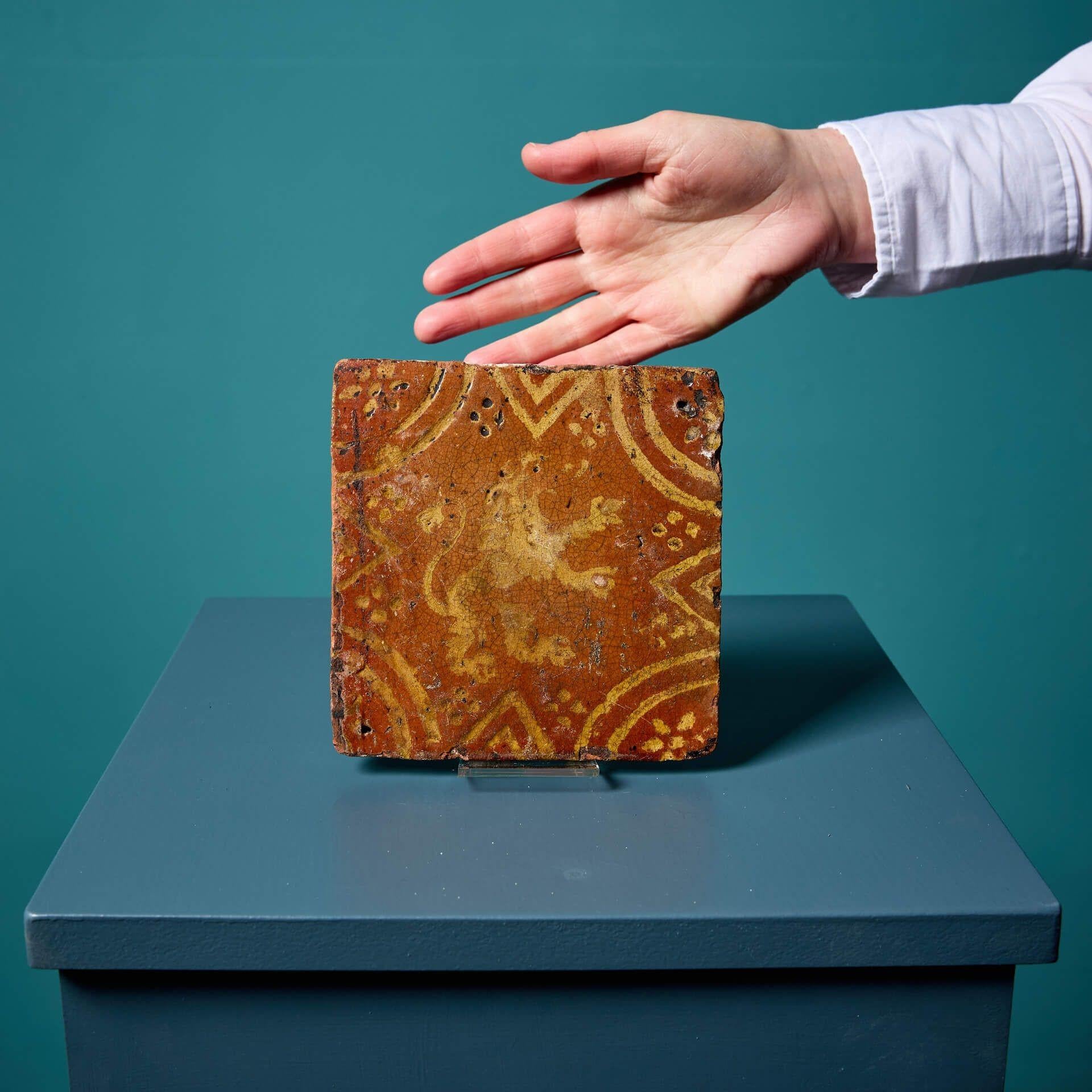 Azulejo encáustico del siglo XVI de origen flamenco (sin marcar), de 445 años de antigüedad, de finales de la Edad Media, con un detalle de un león rampante. Fabricado en terracota y esmaltado, este azulejo antiguo de 15 cm es una excelente pieza de