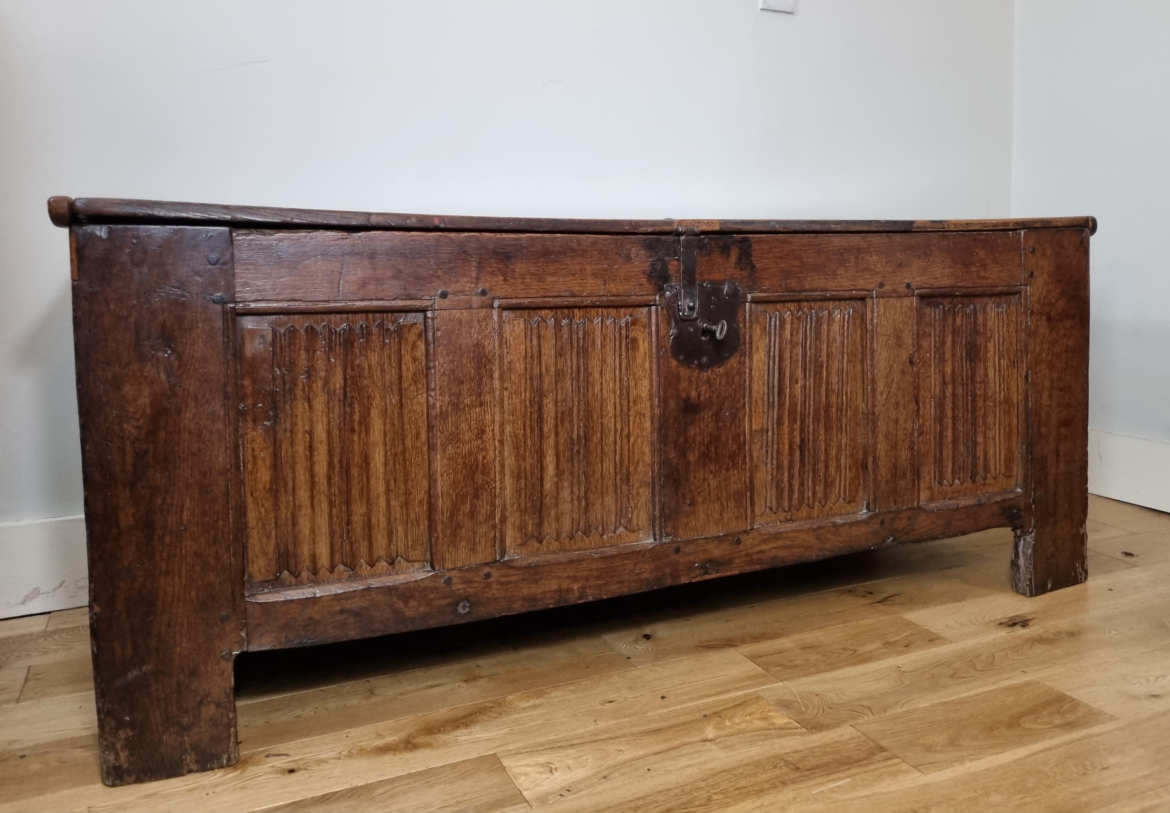16th Century Late Medieval Oak Linen Fold Coffer  In Good Condition In Hoddesdon, GB
