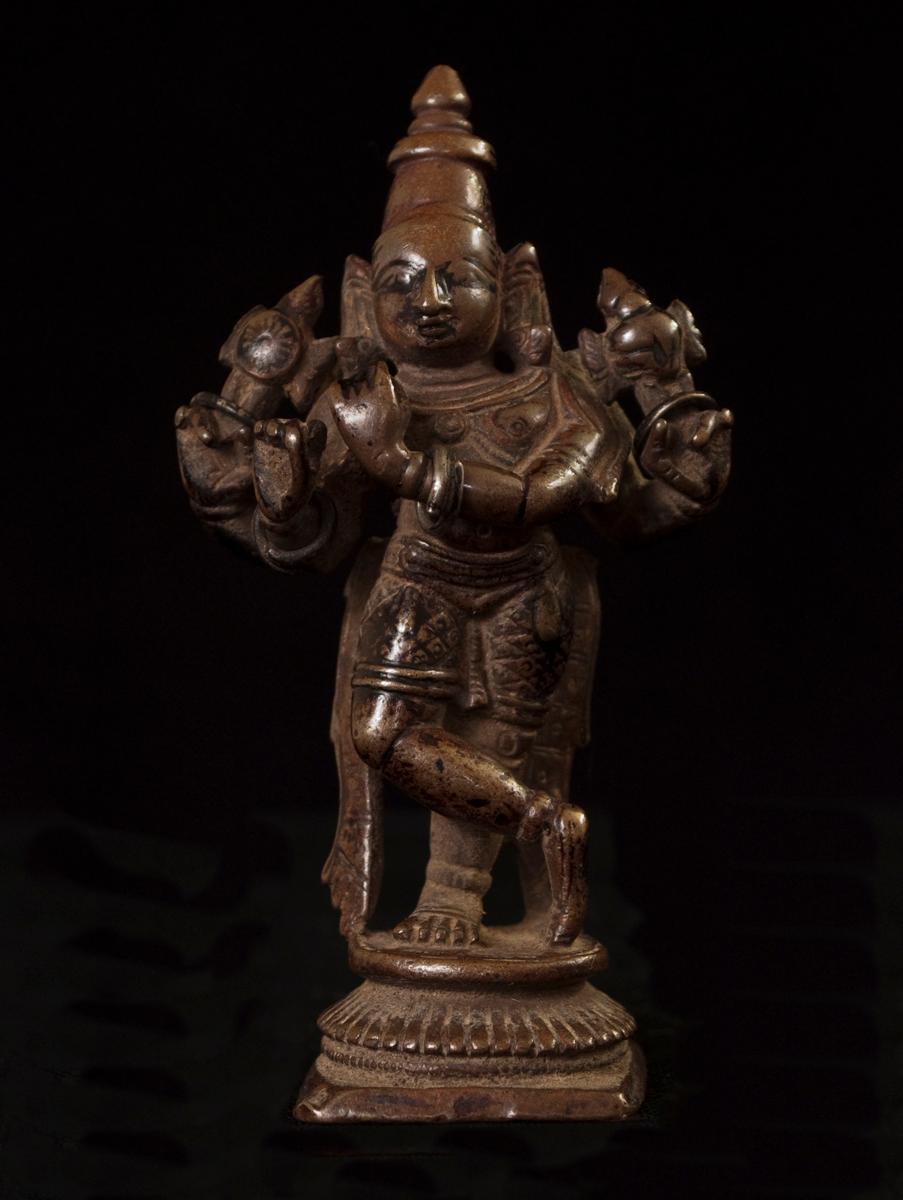 Venugopala en bronze coulé à la cire perdue du XVIe siècle représentant Krishna, Inde

La forme A de Krishna jouant de la flûte est à l'iconographie Vaishnavite ce que Nataraja est aux Shaivites : la pièce de résistance. Il est rare qu'il soit