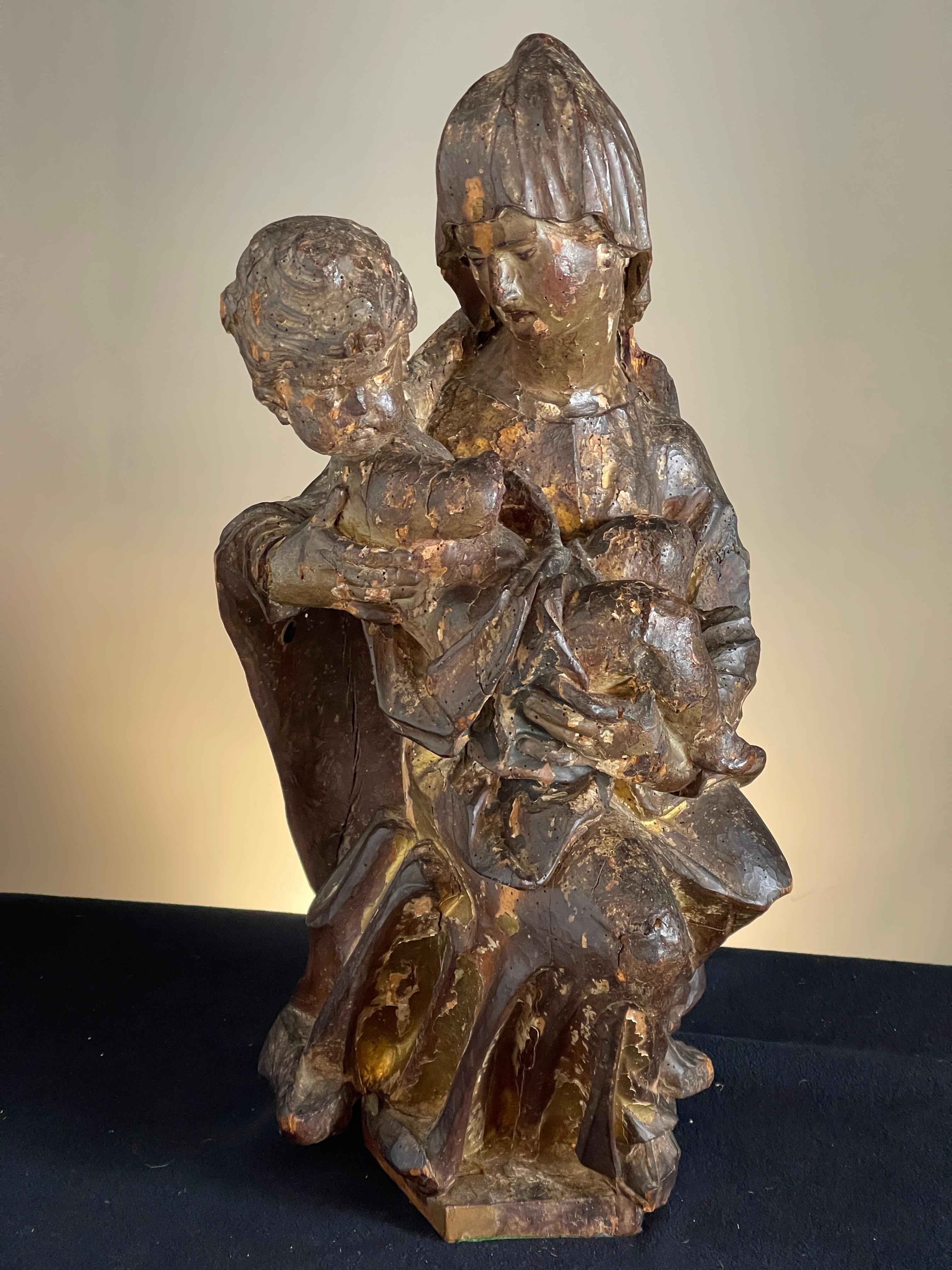 Sculpture en bois de la Madone et de l'enfant du XVIe siècle, conservant une partie de la décoration polychrome d'origine

dimensions : 67 cm de haut, 30 cm de large et 25 cm de profondeur