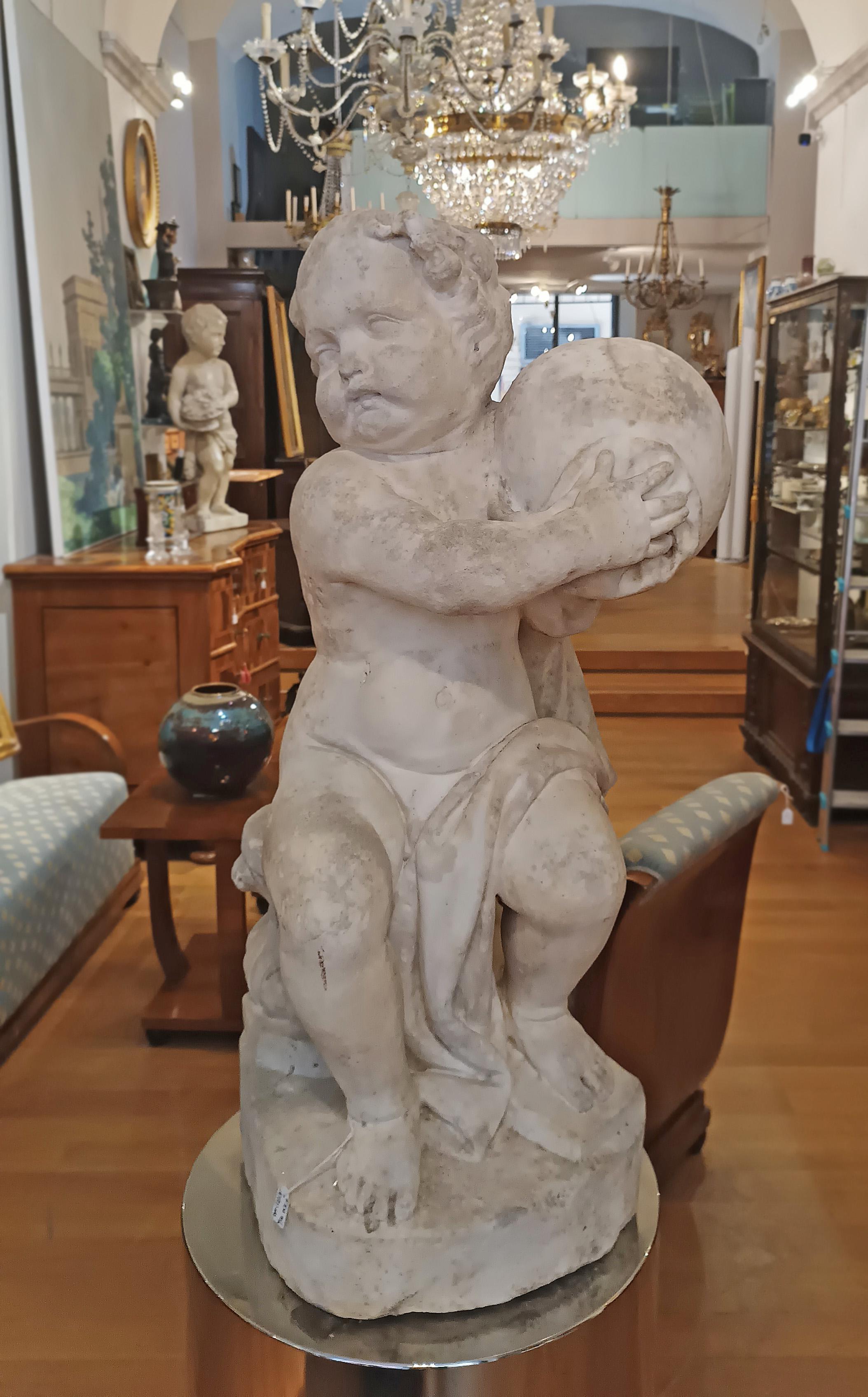 Magnifique sculpture en marbre blanc de Carrare représentant un jeune Hercule tenant le monde. À l'origine, l'œuvre a été conçue pour servir de cariatide au début d'un somptueux escalier de marbre dans un palais. Par la suite, l'œuvre a été vendue