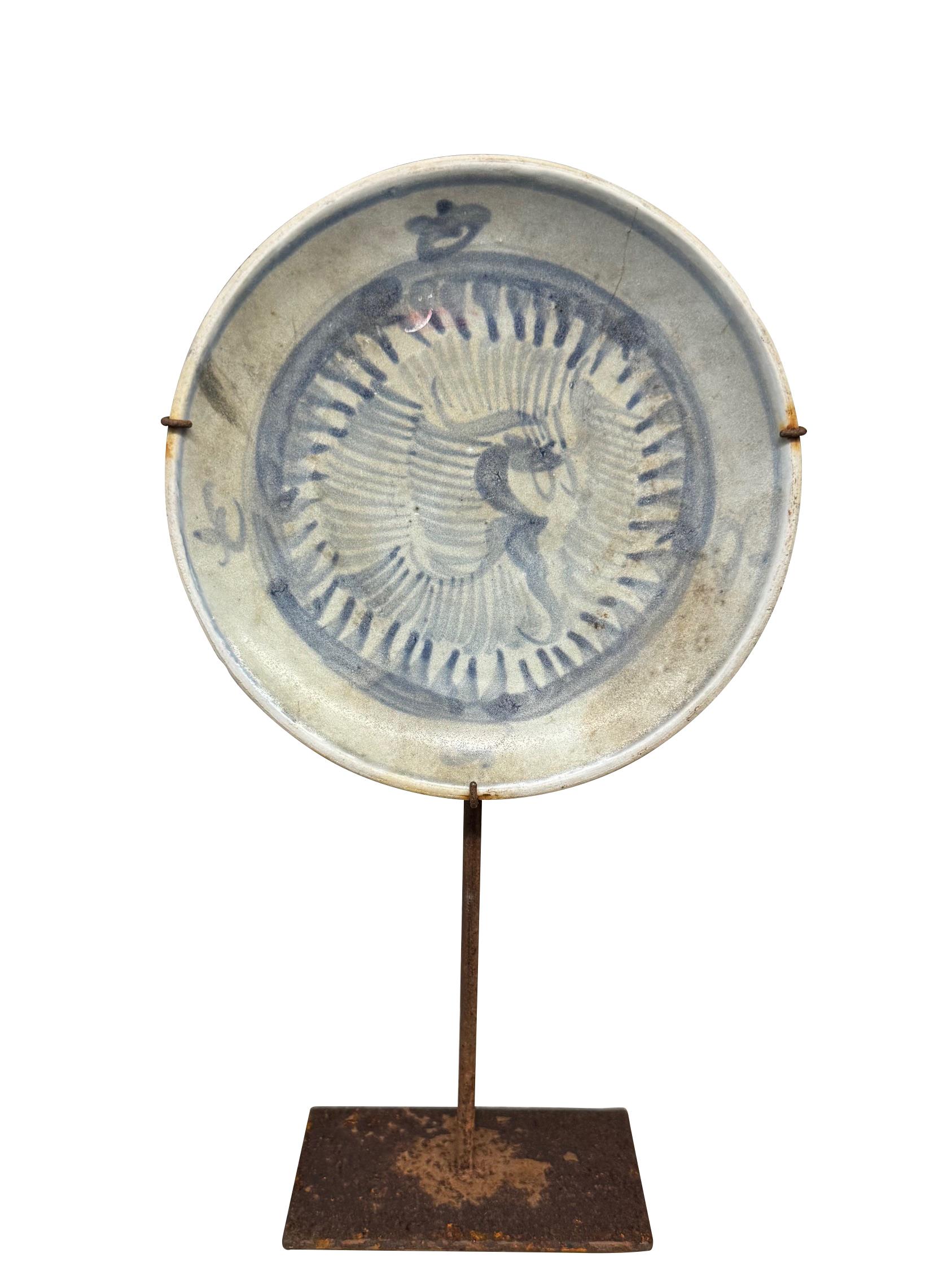 Chinese 16th Century Ming Dynasty, Blue Design Set Of Three Plates On Stands, China For Sale