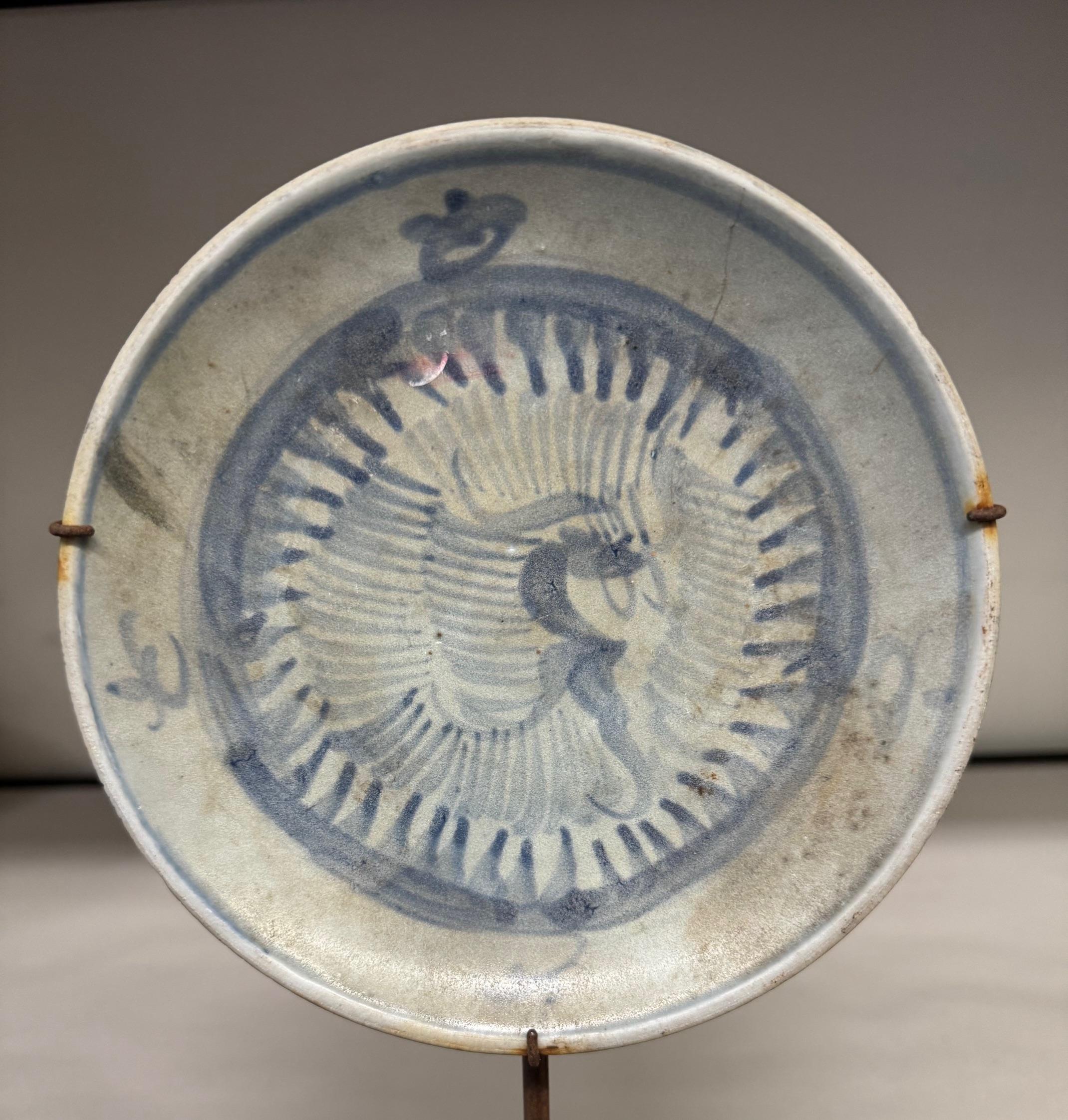 16th Century Ming Dynasty, Blue Design Set Of Three Plates On Stands, China In Good Condition For Sale In New York, NY