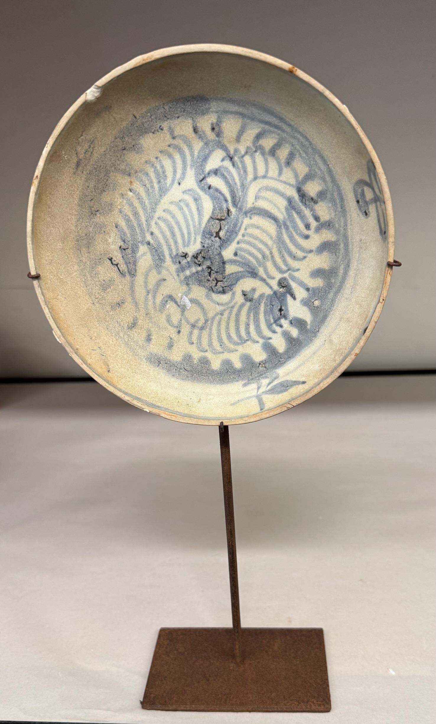 16th Century Ming Dynasty, Blue Design Set Of Three Plates On Stands, China For Sale 1