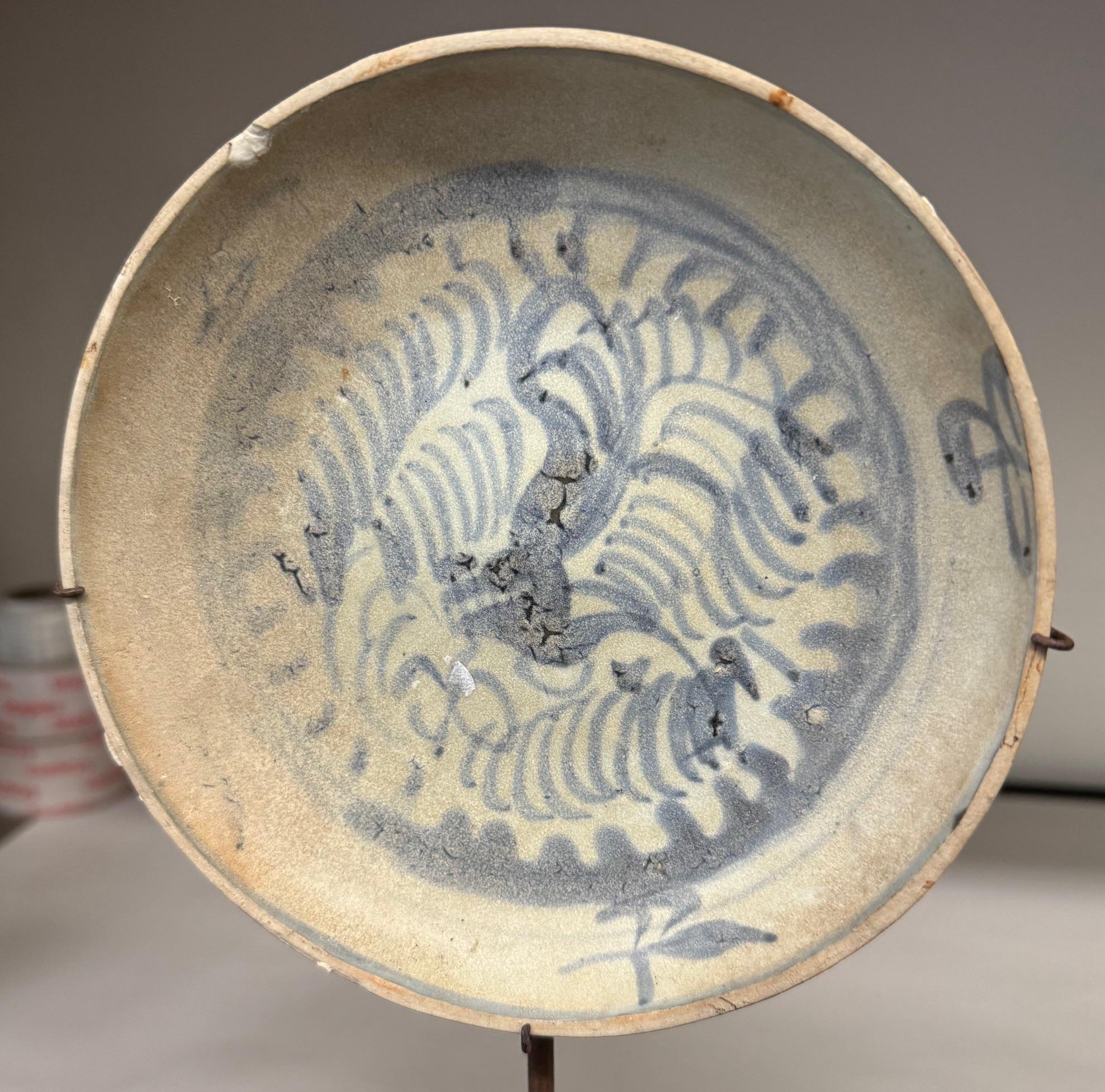 16th Century Ming Dynasty, Blue Design Set Of Three Plates On Stands, China For Sale 2