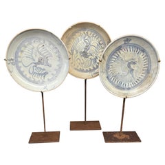 XVIe siècle, dynastie Ming, ensemble de trois assiettes sur pied à motifs bleus, Chine