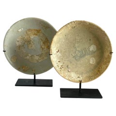 Deux assiettes en céramique immergées sur des stands, dynastie Ming du 16e siècle, Chine