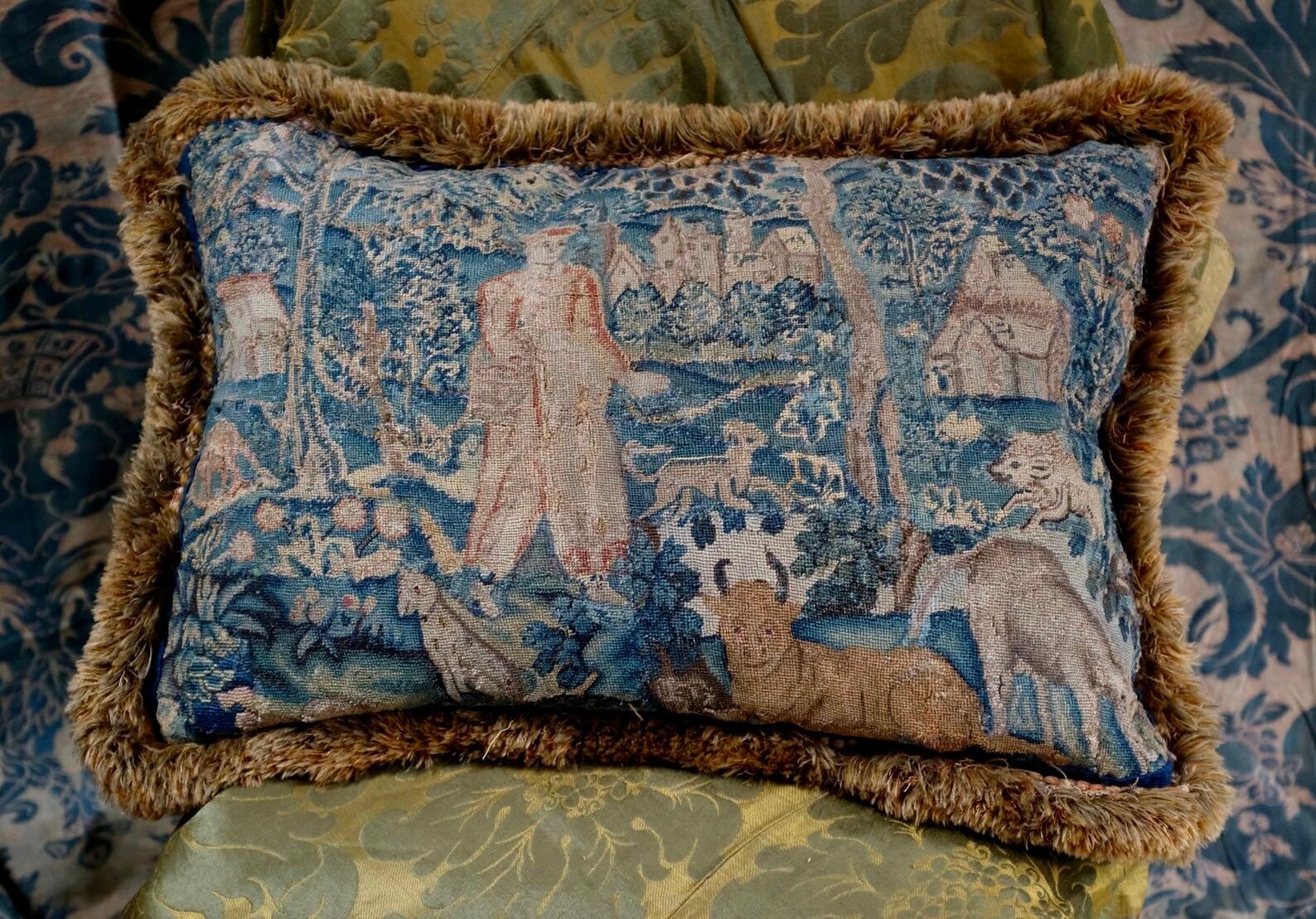 

Un cuscino antico davvero magnifico e di grandi dimensioni

Un rarissimo pannello di aguglieria inglese del tardo XVI secolo

L'intera superficie lavorata a mano

Rifinito con una treccia di ciniglia del XVIII secolo su tutti e quattro i lati, con
