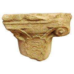 Siglo XVI, Pareja de capiteles, en piedra blanca con escudo nobiliario