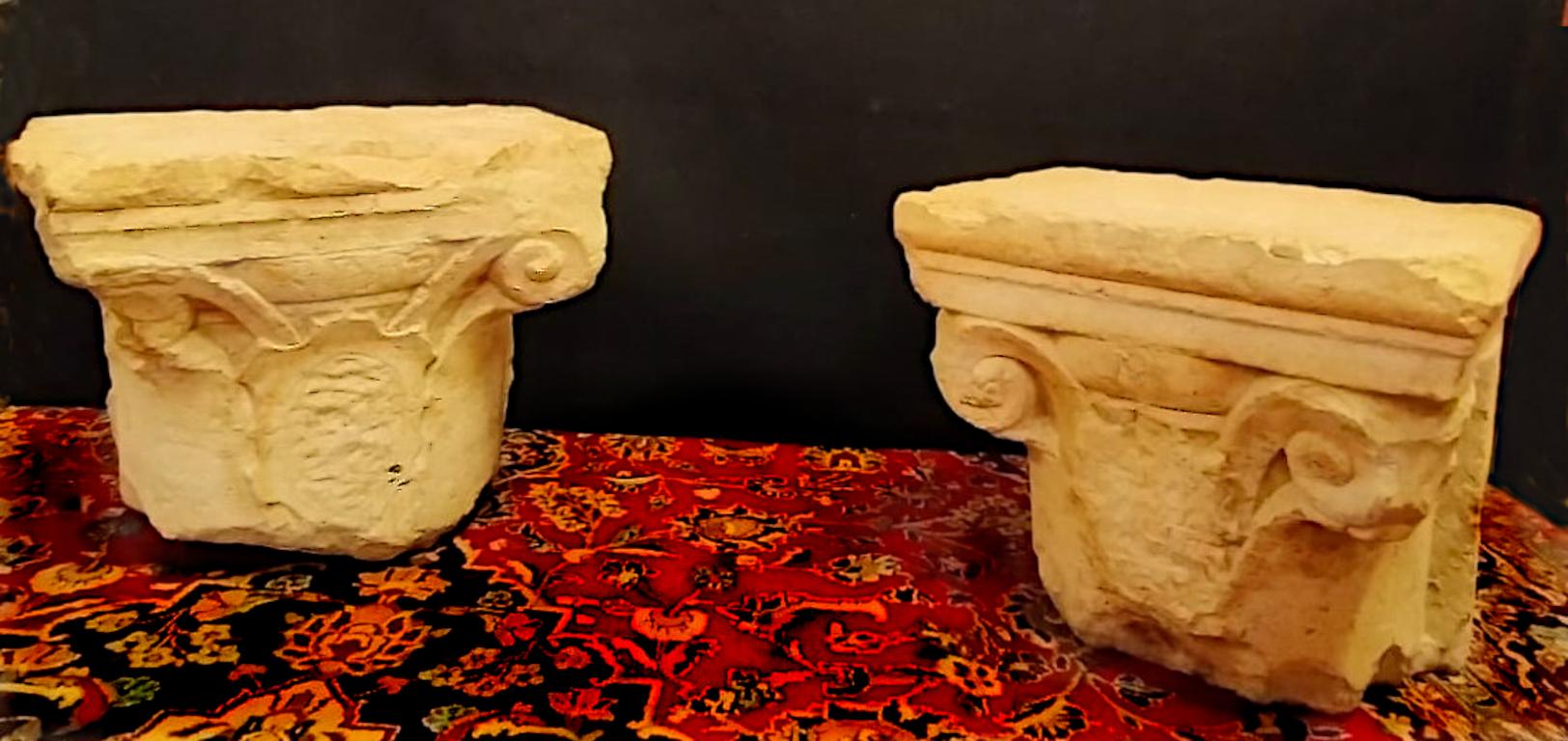 16th Century, Pair of Capitals, in White Stone with Noble Coat of Arms In Good Condition For Sale In Cesena, FC