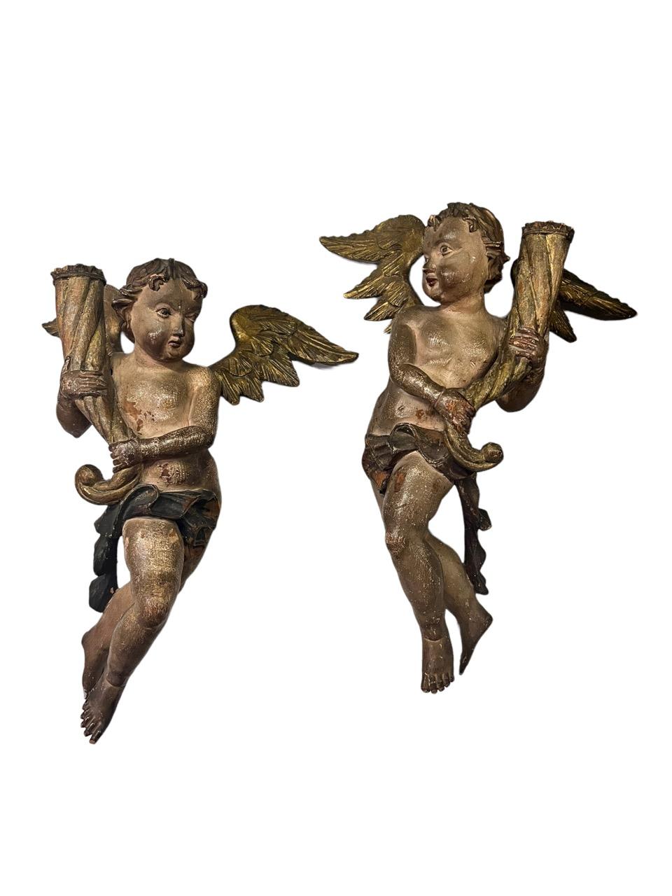 Dieses exquisite Paar italienischer Kerzenständer aus dem 16. Jahrhundert ist ein Zeugnis der Kunstfertigkeit und Handwerkskunst der Renaissance. Die sorgfältig aus Holz geschnitzten und mit opulenter Goldvergoldung und lebhaften polychromen Details