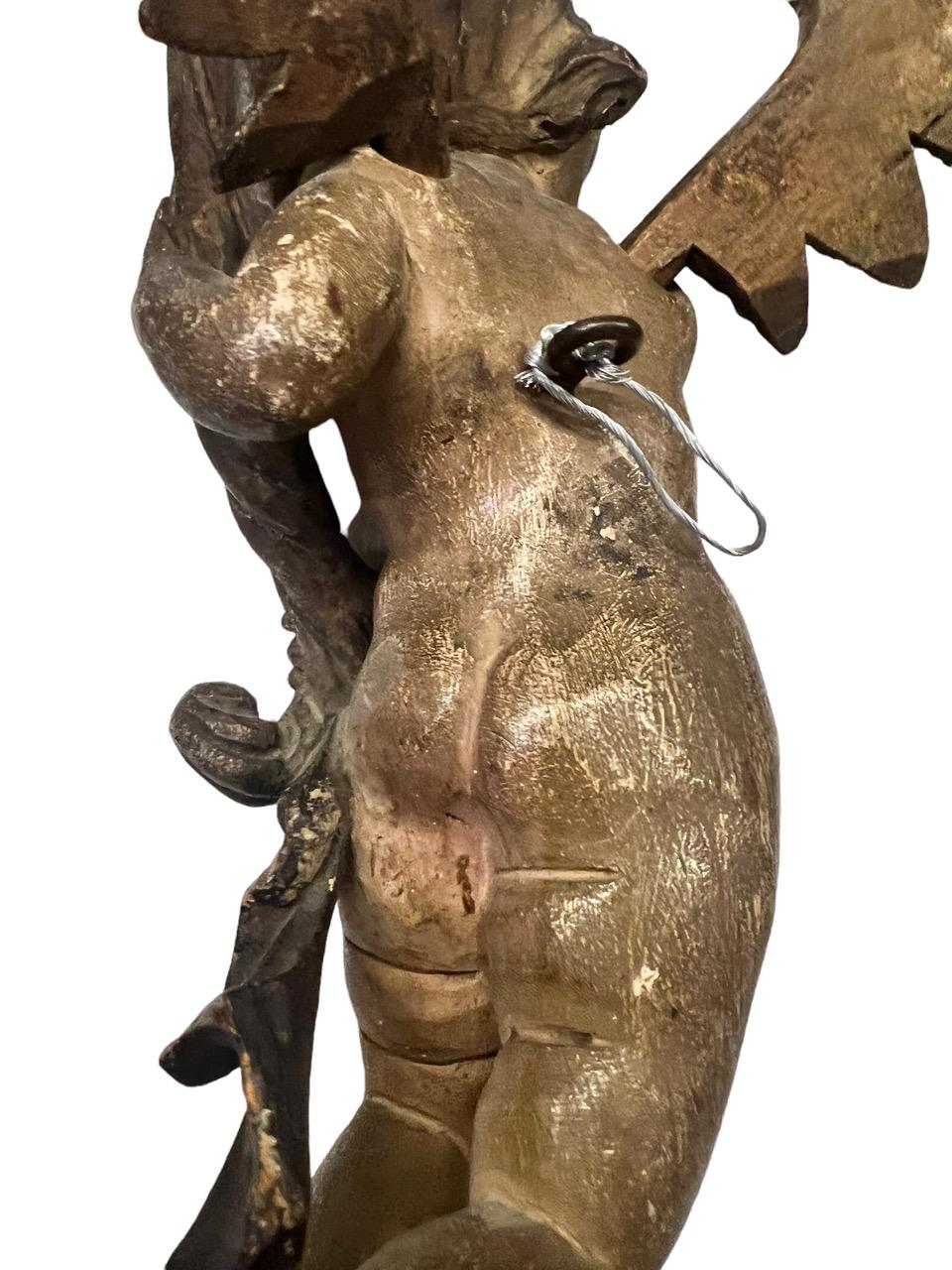 Coppia di candelabri italiani del XVI secolo raffiguranti dei cherubini In condizioni deteriorate in vendita a North Miami, FL