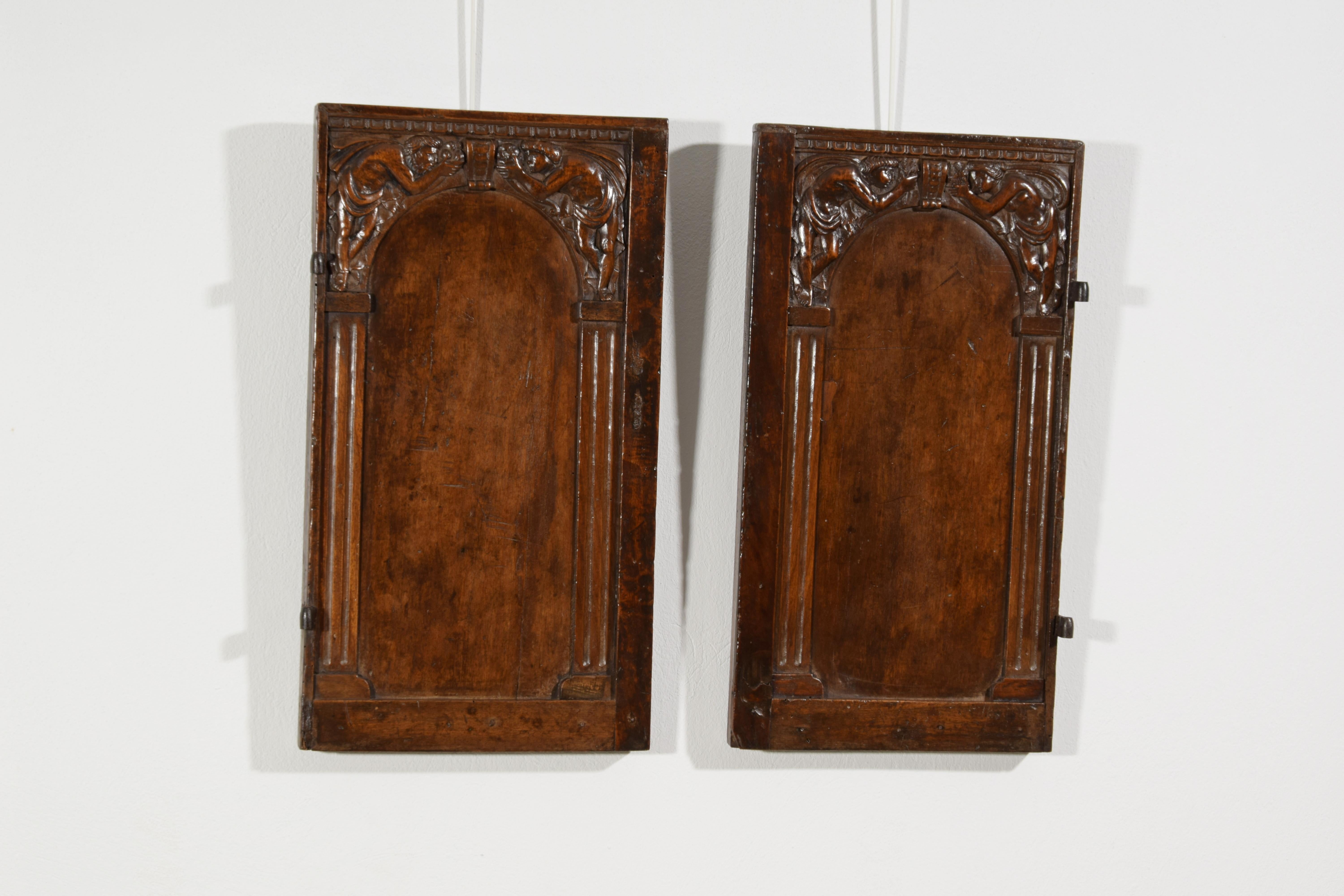 Renaissance XVIe siècle, Paire de petites portes italiennes en noyer sculpté en vente