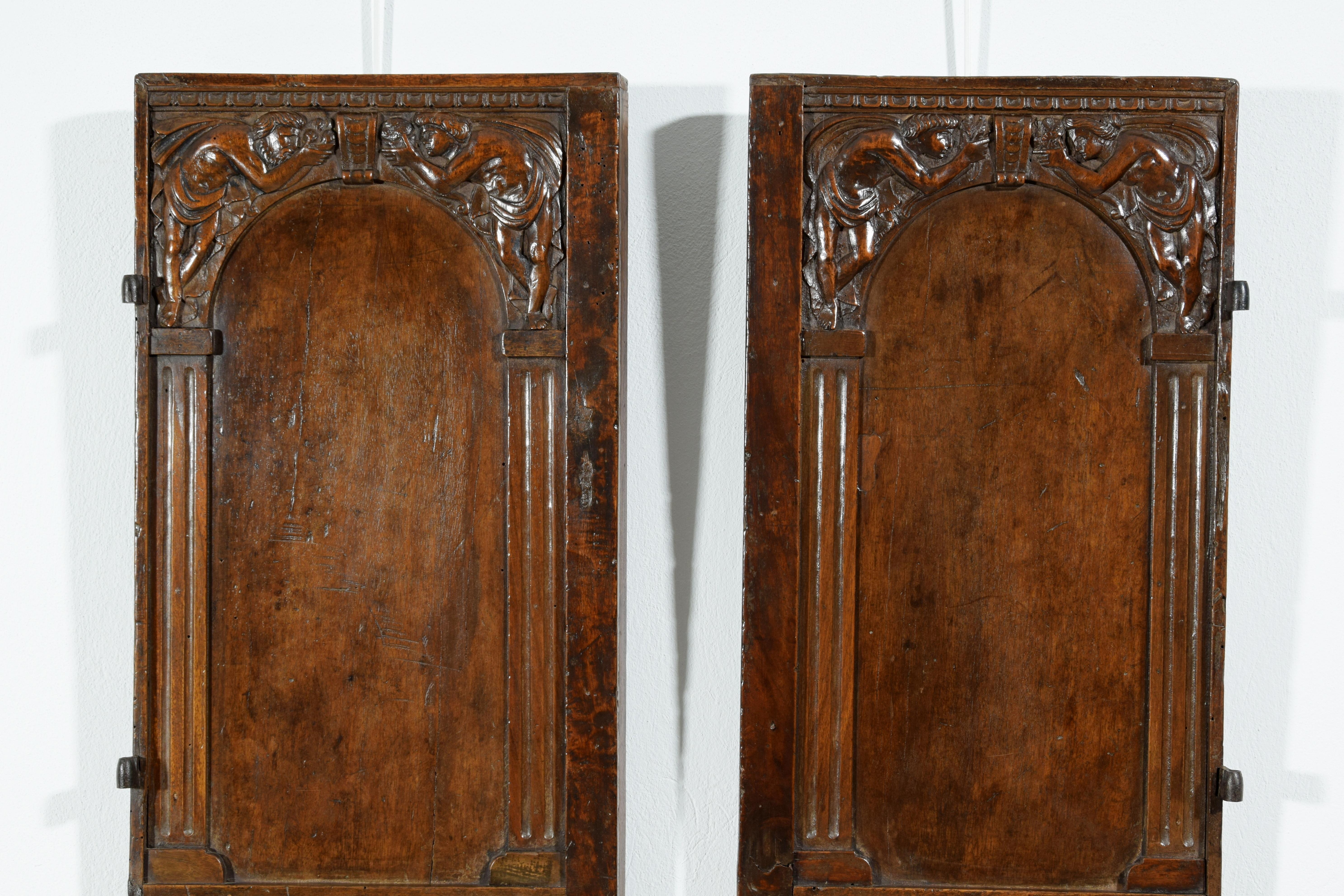 Sculpté à la main XVIe siècle, Paire de petites portes italiennes en noyer sculpté en vente