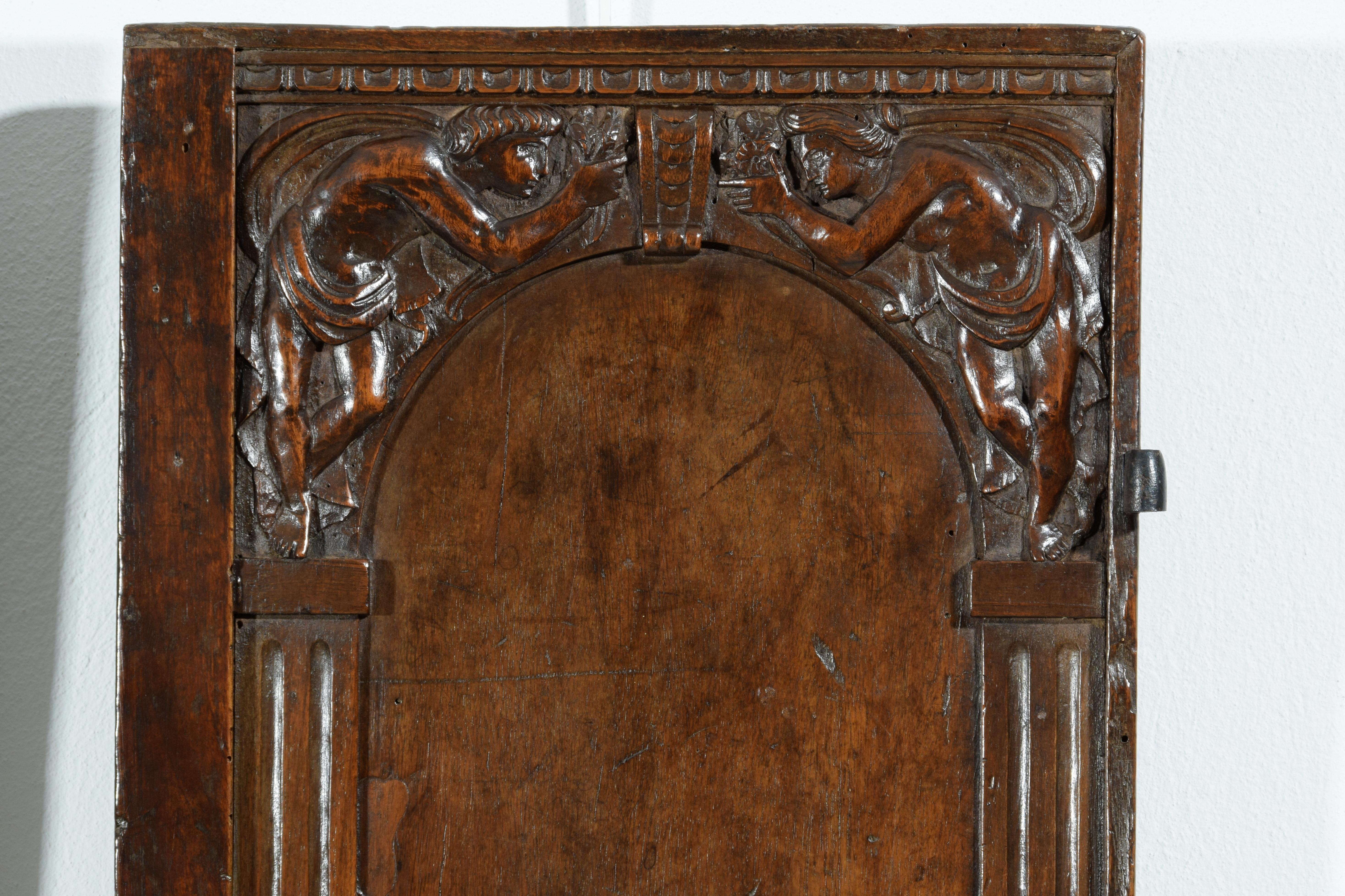 XVIIIe siècle et antérieur XVIe siècle, Paire de petites portes italiennes en noyer sculpté en vente