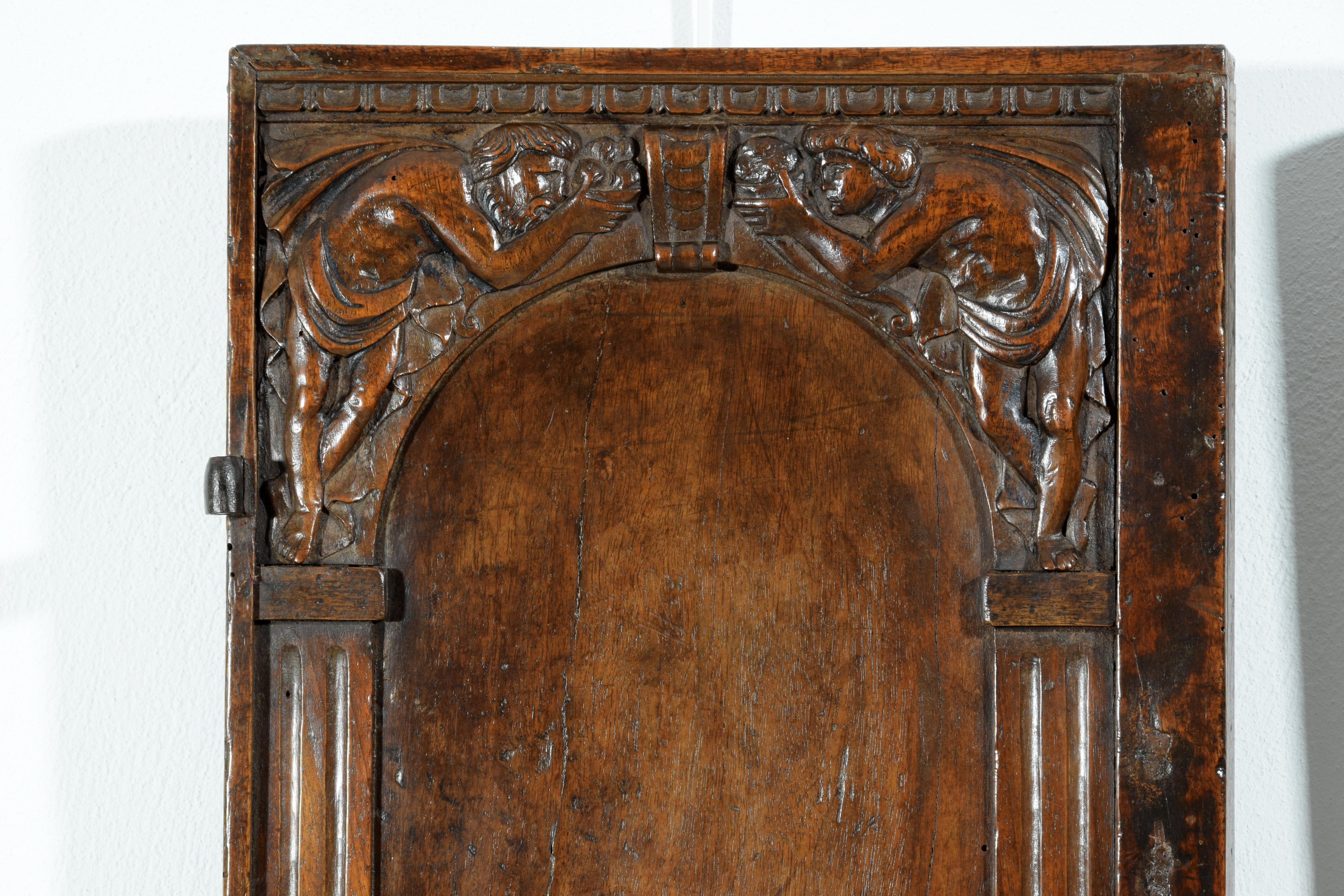 Noyer XVIe siècle, Paire de petites portes italiennes en noyer sculpté en vente