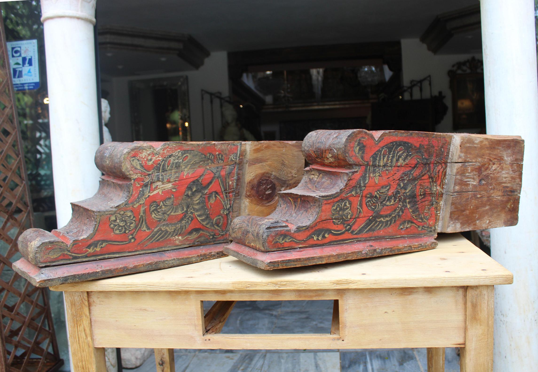 Paire de pieds en bois polychrome espagnol du 16ème siècle avec scènes médiévales en vente 3