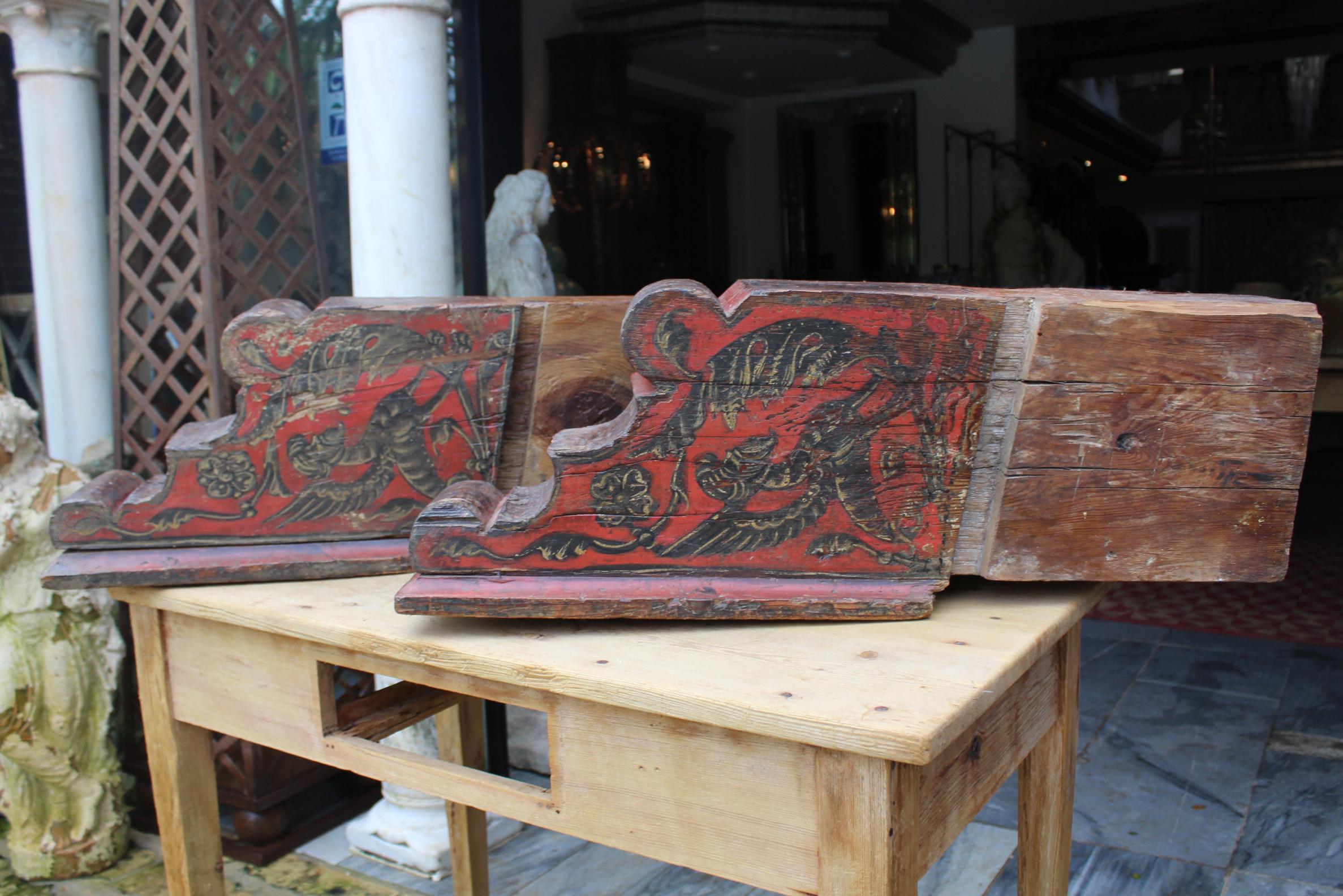 Paire de pieds en bois polychrome espagnol du 16ème siècle avec scènes médiévales en vente 5