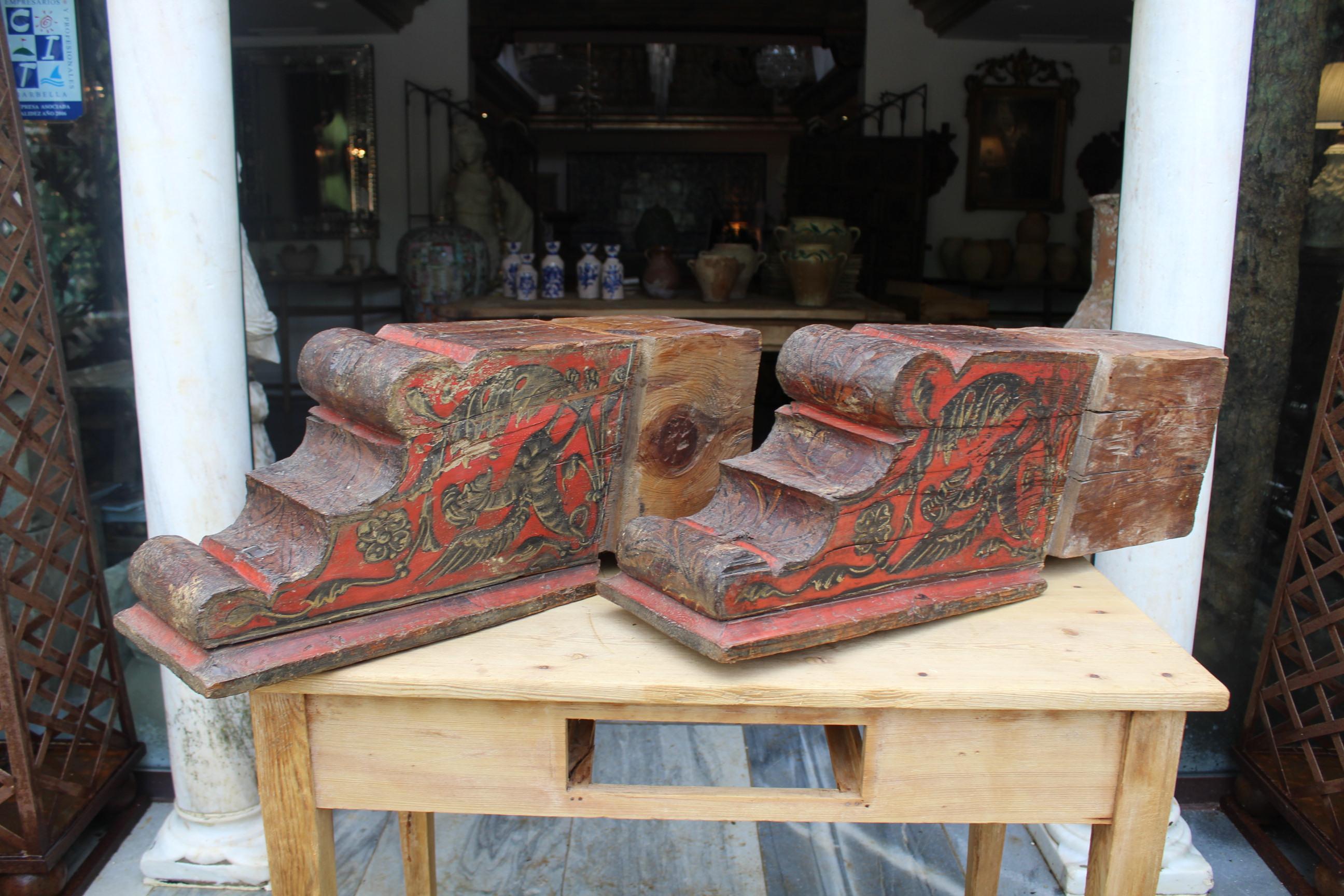 Paire de pieds en bois polychrome espagnol du 16ème siècle avec scènes médiévales en vente 7