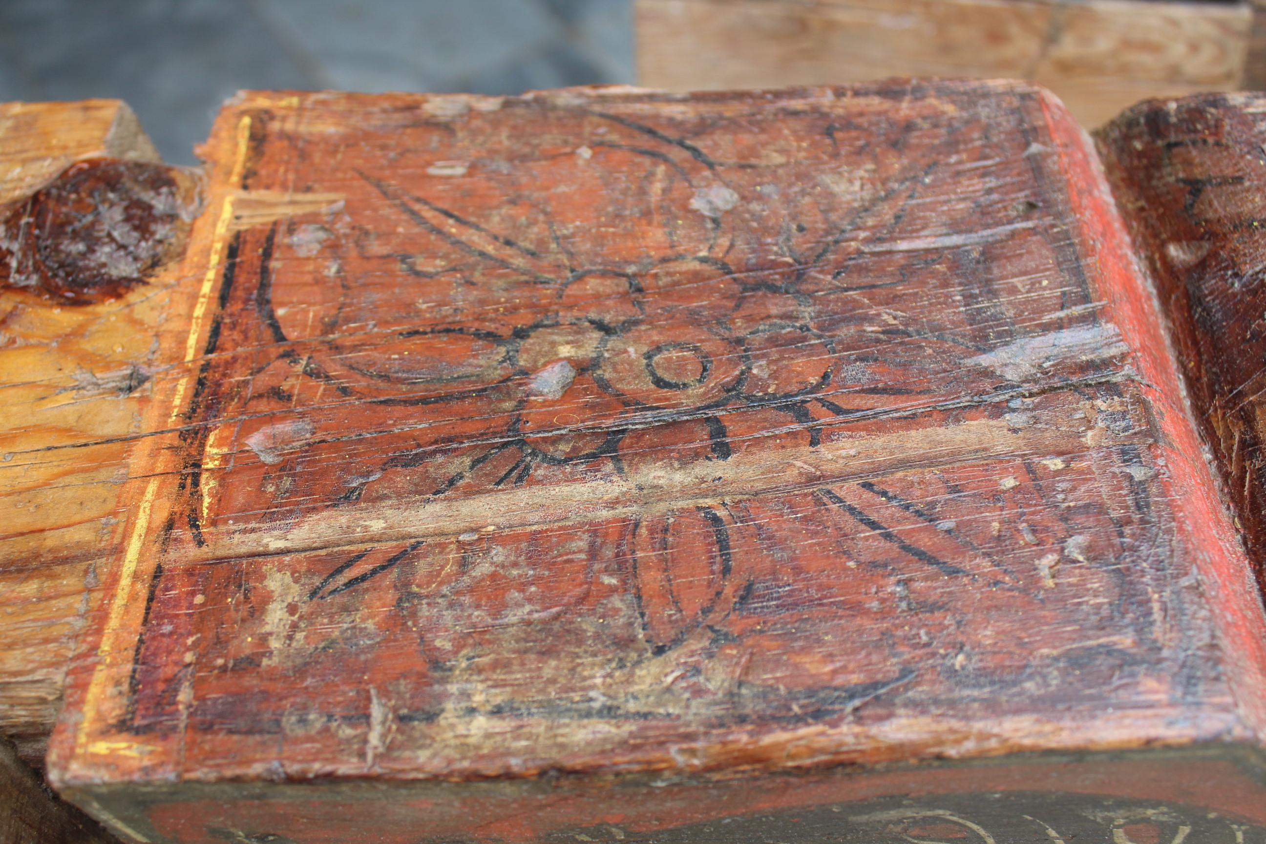 Bois Paire de pieds en bois polychrome espagnol du 16ème siècle avec scènes médiévales en vente