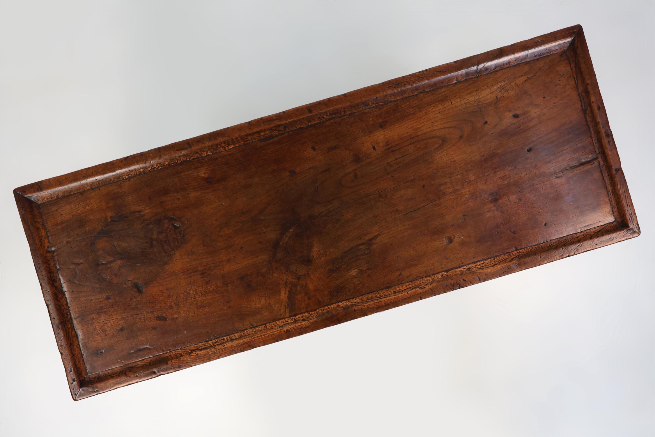 Table de bateau espagnole primitive du 16e siècle en chêne massif avec une belle patine d'usage en vente 2