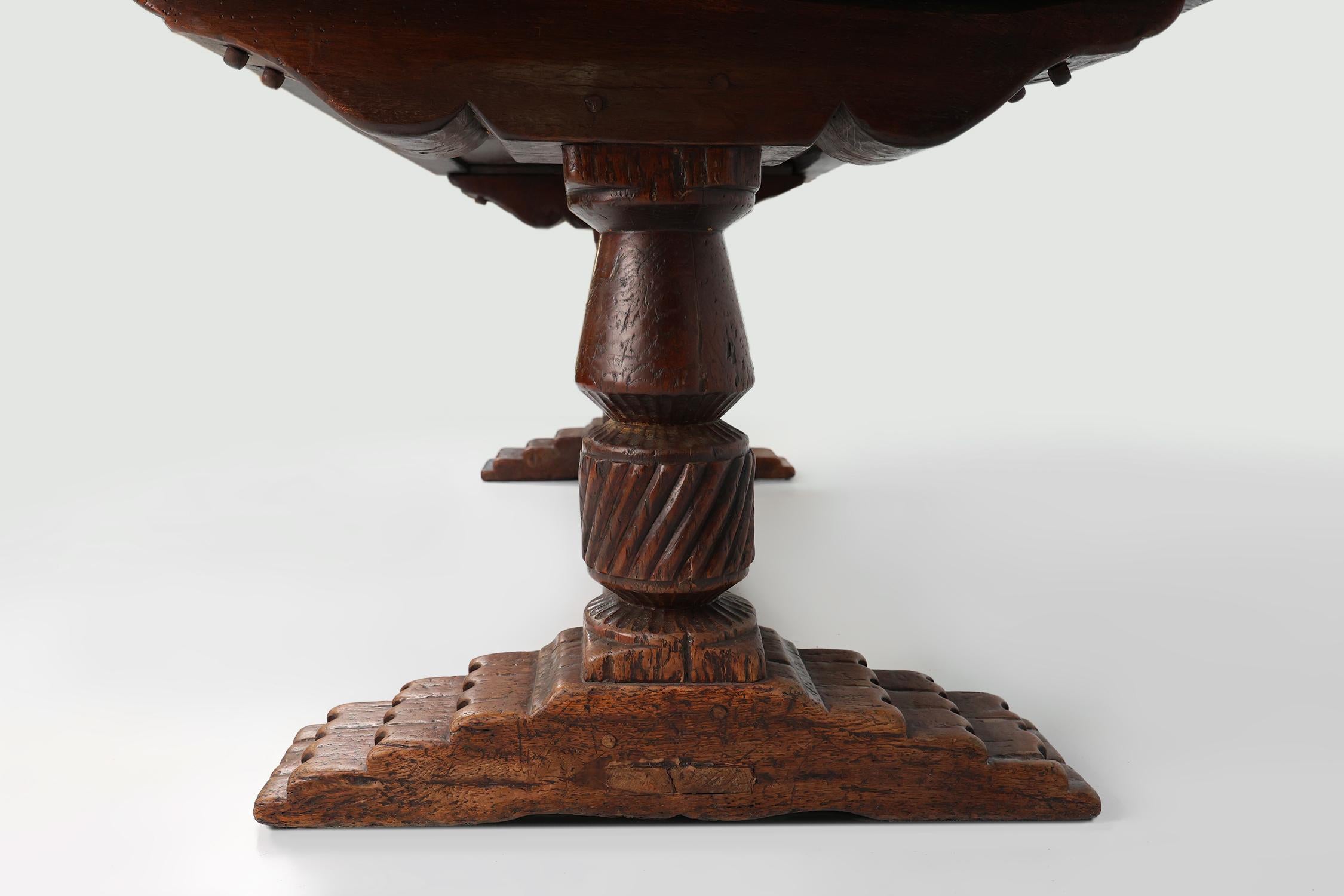 Table de bateau espagnole primitive du 16e siècle en chêne massif avec une belle patine d'usage en vente 4