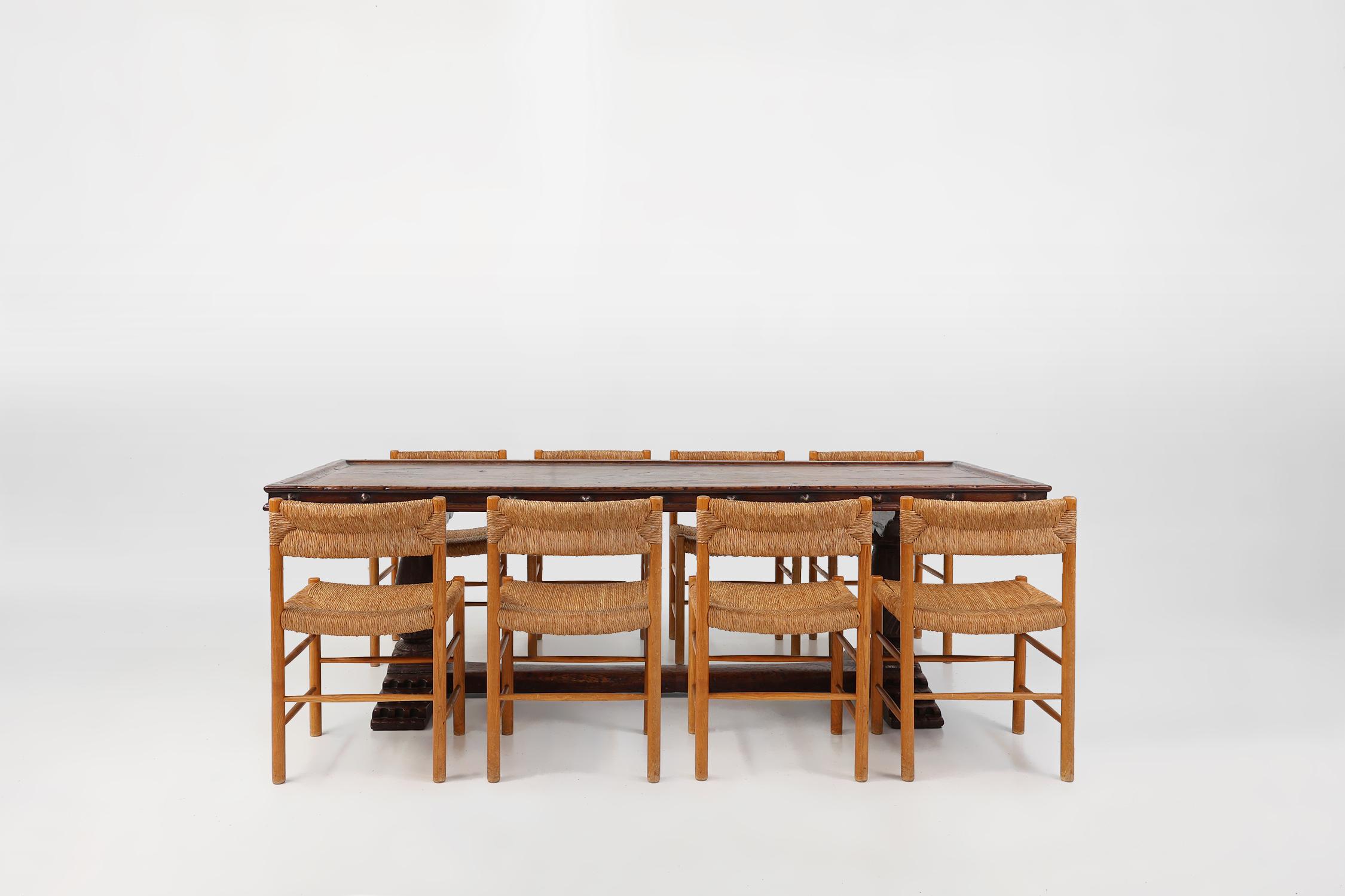 Espagne / XVIe siècle / table / chêne, fer forgé / Rustique / Milieu du siècle 

Une table en chêne très ancienne et rare provenant de l'héritage d'un navire espagnol. Fabriqué à la main en chêne massif au 16e siècle. Le plateau de la table a un