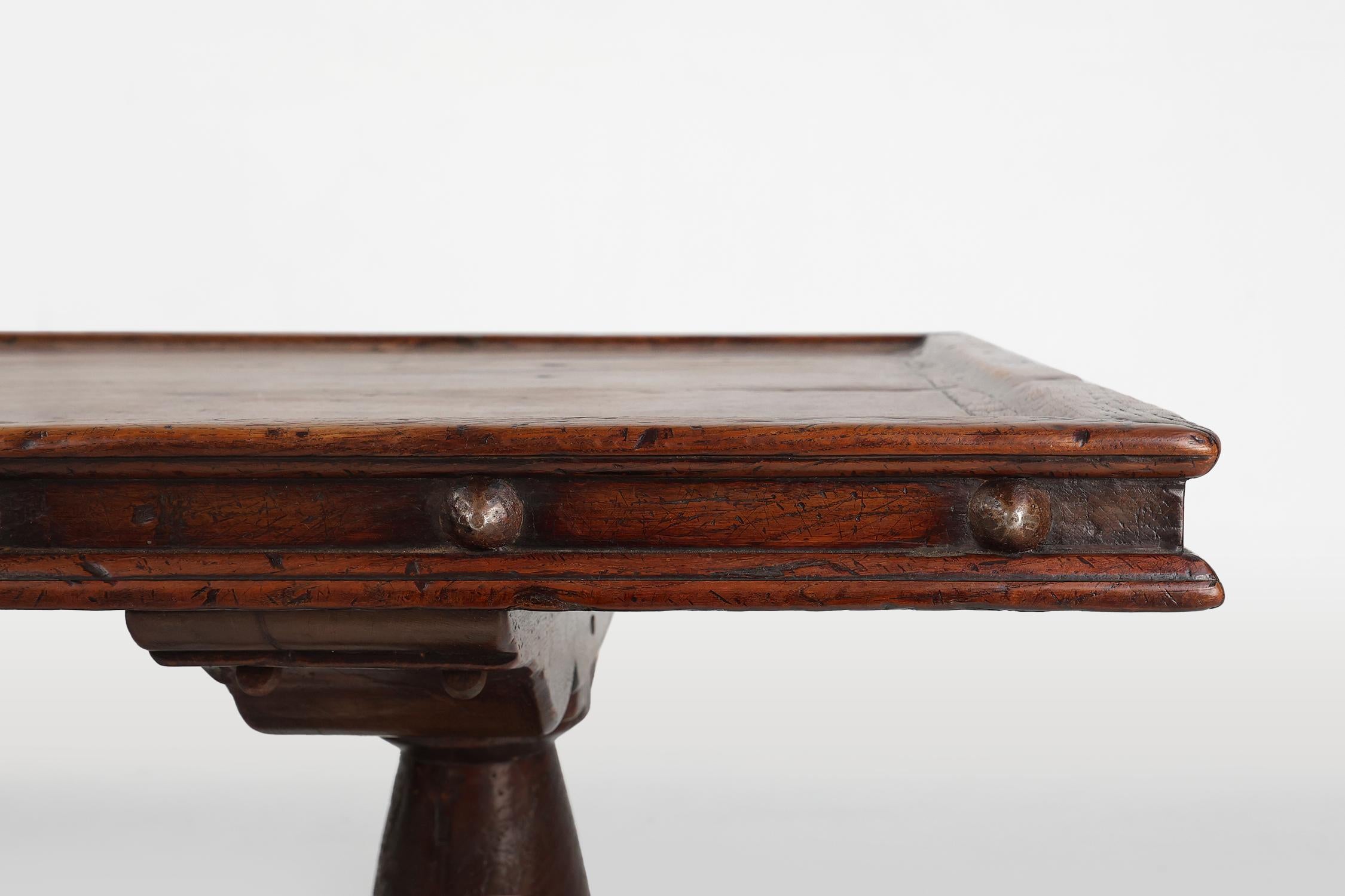 Colonial espagnol Table de bateau espagnole primitive du 16e siècle en chêne massif avec une belle patine d'usage en vente