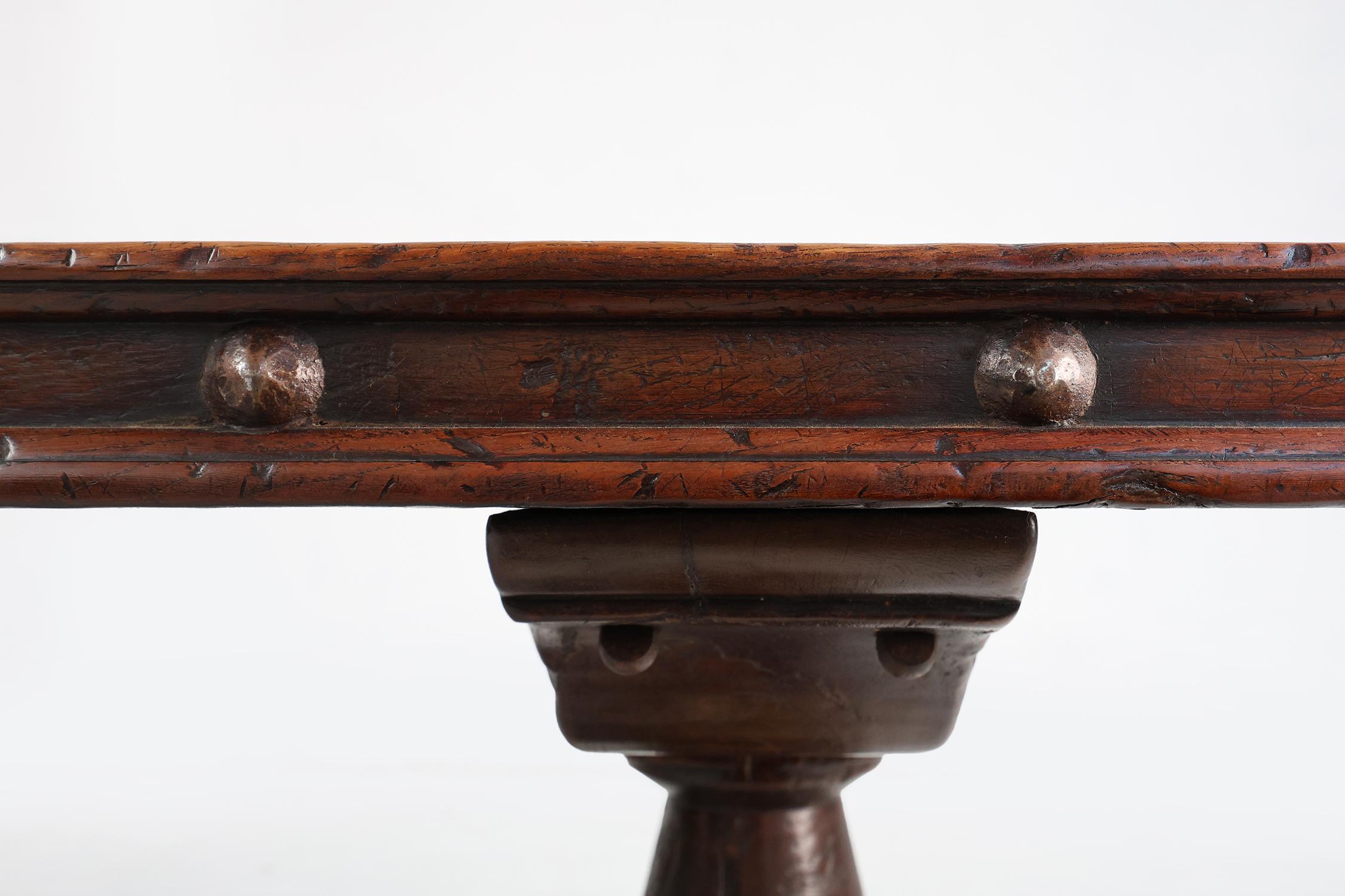Espagnol Table de bateau espagnole primitive du 16e siècle en chêne massif avec une belle patine d'usage en vente
