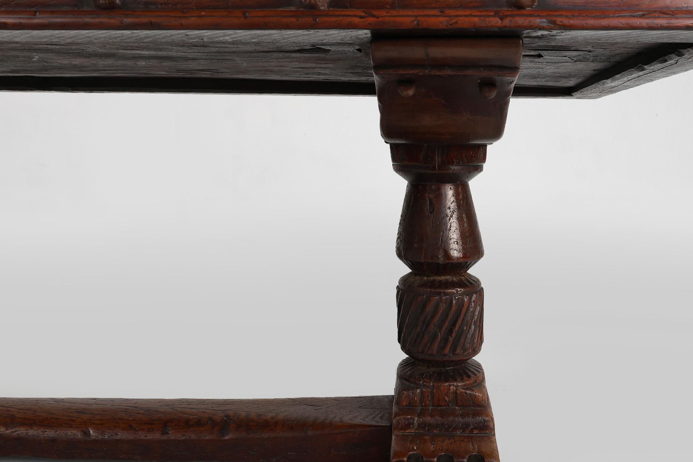 Sculpté à la main Table de bateau espagnole primitive du 16e siècle en chêne massif avec une belle patine d'usage en vente