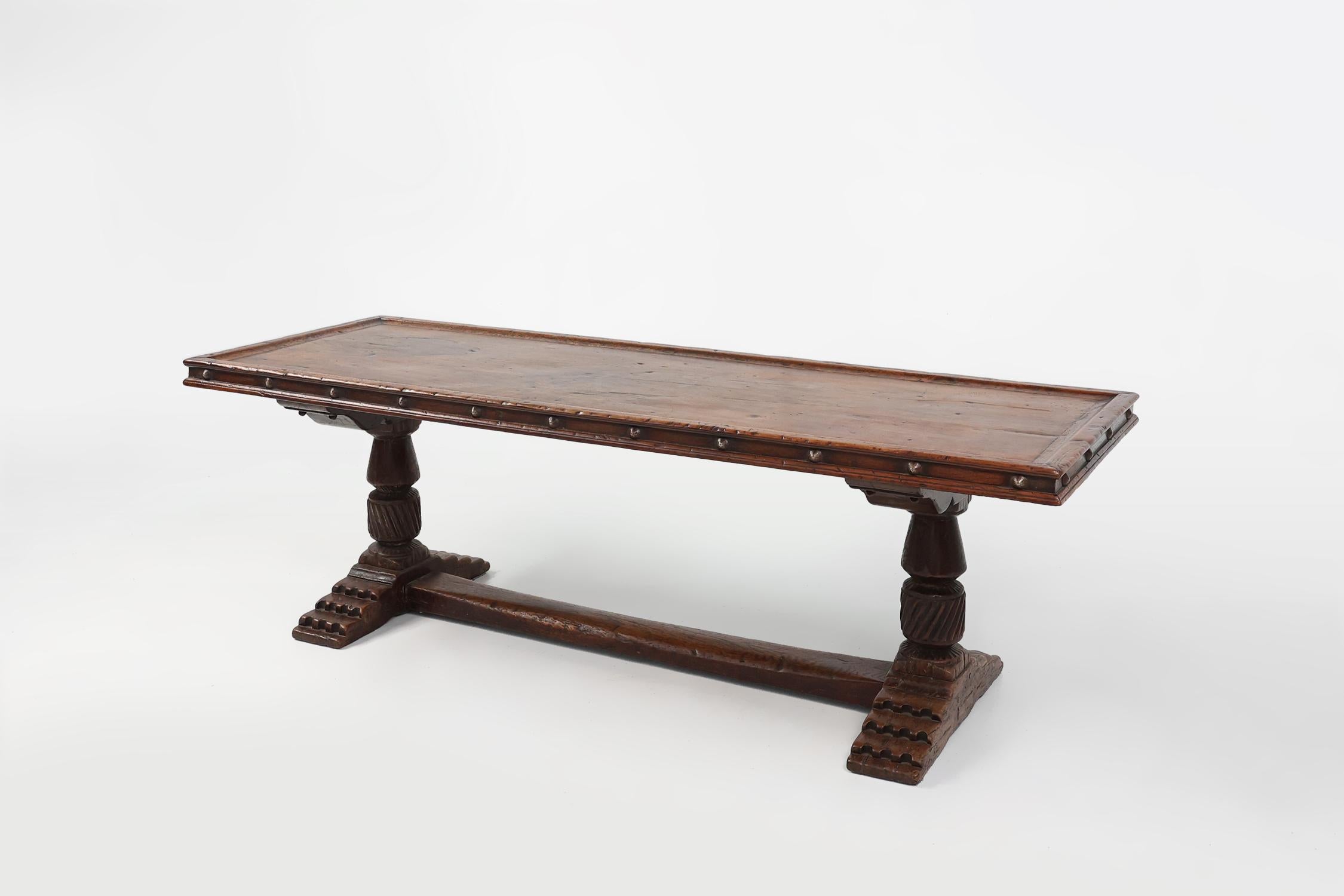 Table de bateau espagnole primitive du 16e siècle en chêne massif avec une belle patine d'usage Bon état - En vente à Meulebeke, BE