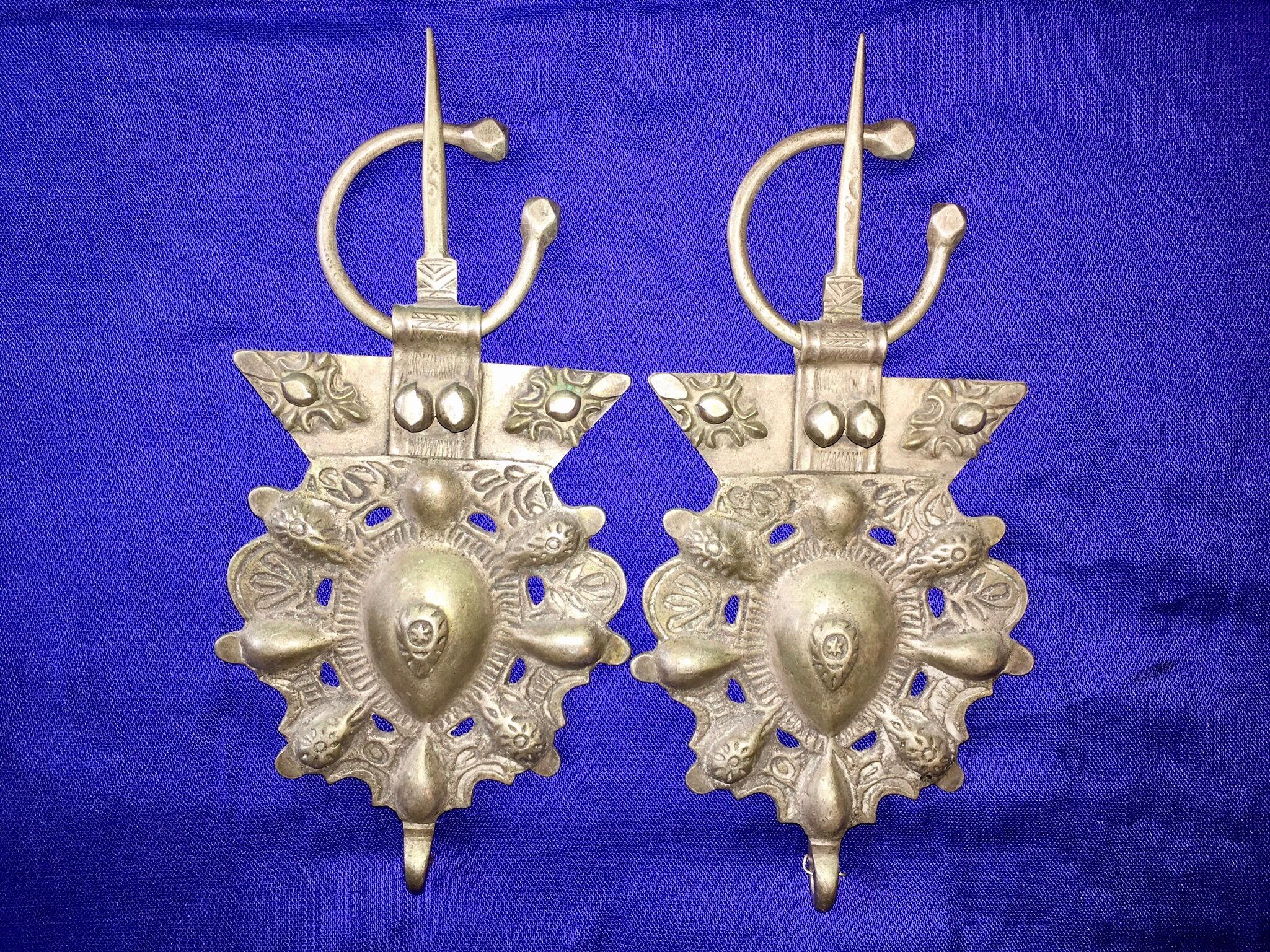 Pair of handmade antique solid silver brooches from the 16th century. They feature both repousse and chasing, as well as intricate engraving. Impeccably preserved, they are in excellent condition. Tested as pure silver.

These brooches were