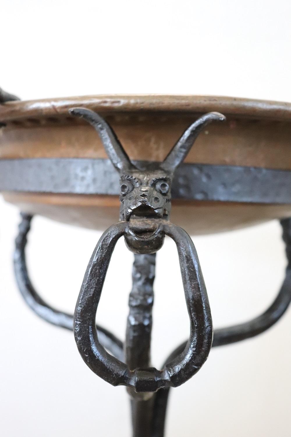 Seltener antiker Brazer aus Kupfer mit schmiedeeisernem Pedestal aus dem 16. im Angebot 2