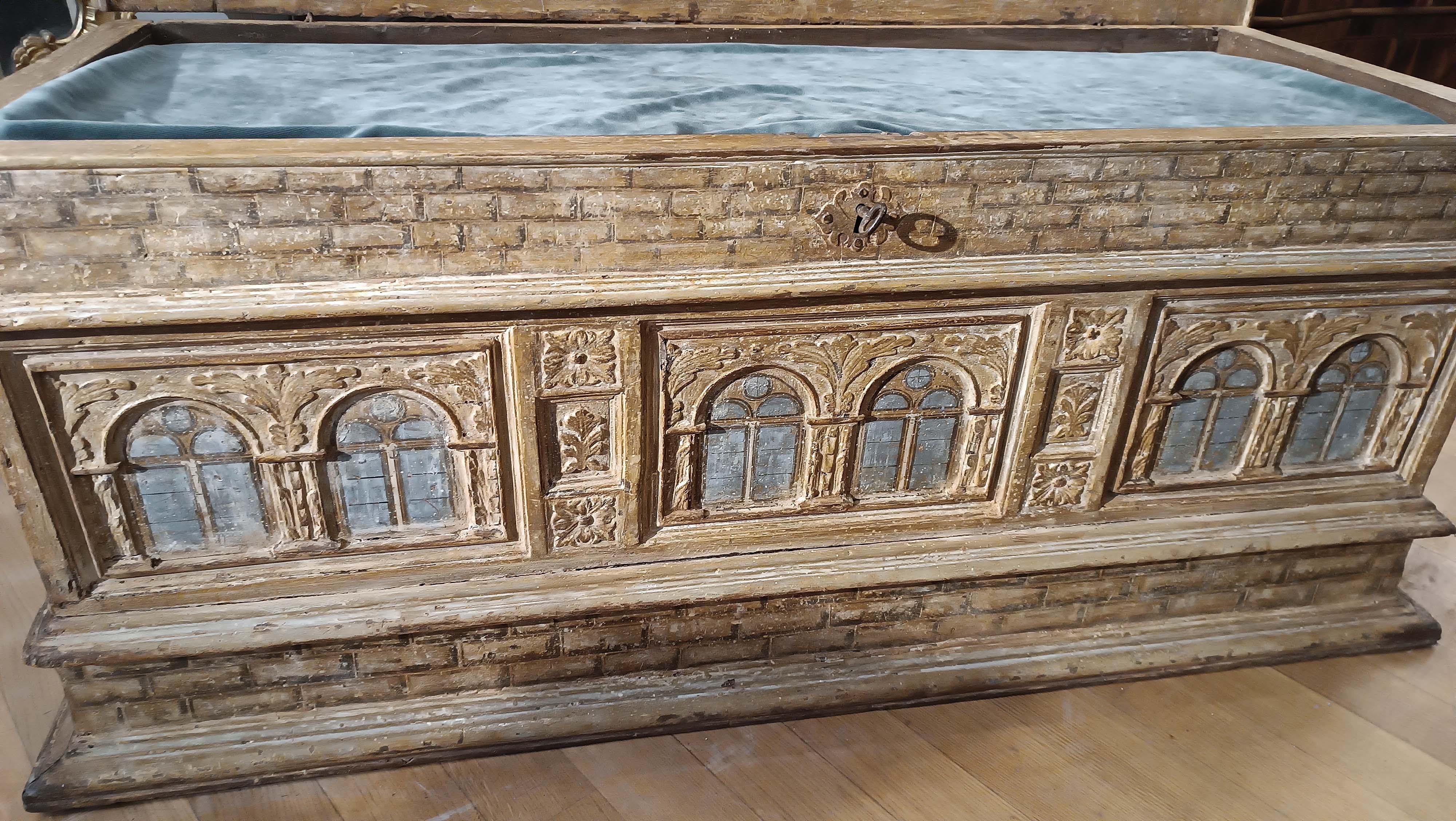 16th CENTURY RENAISSANCE CHEST IN CARVED AND PAINTED WALNUT 4