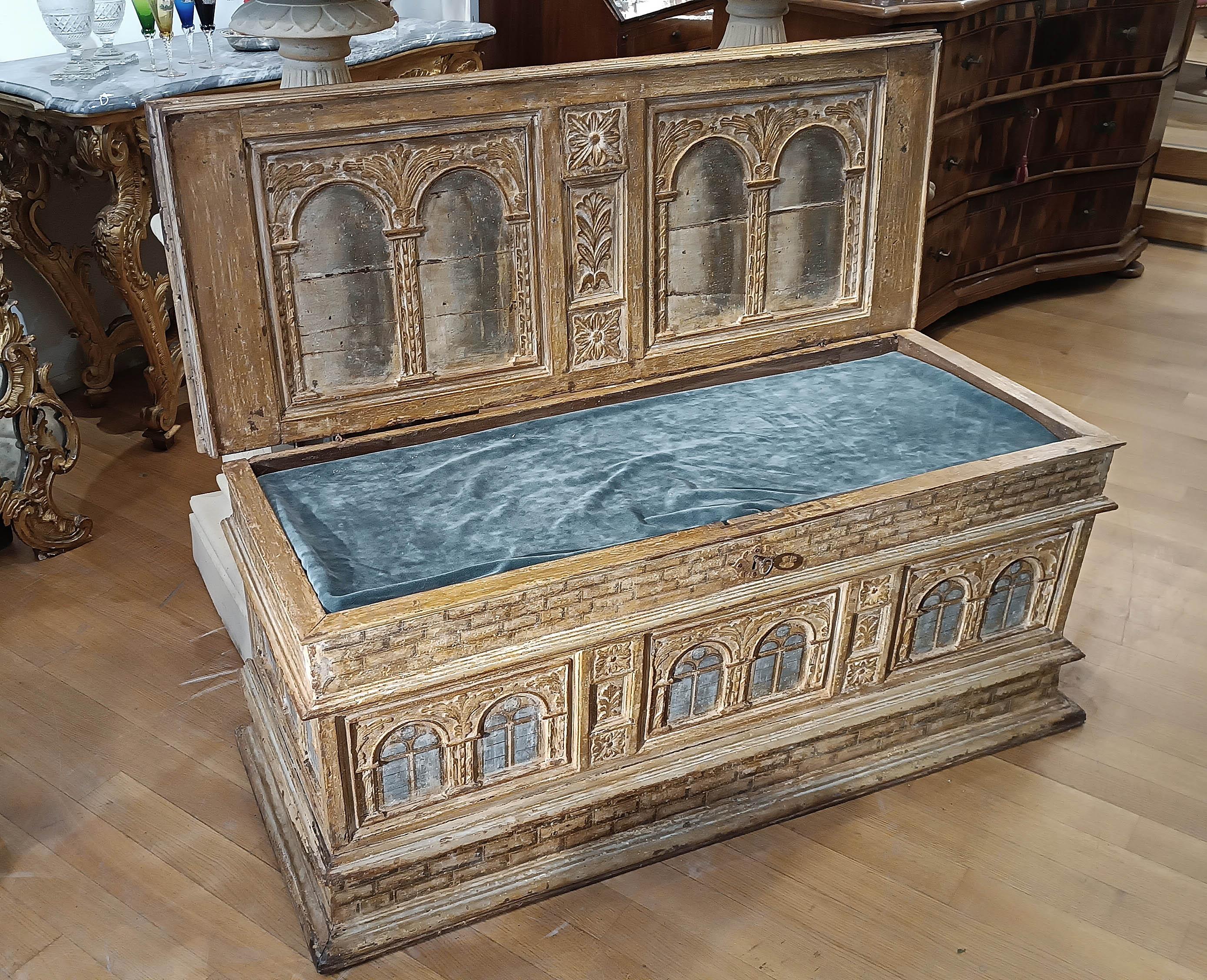 16th CENTURY RENAISSANCE CHEST IN CARVED AND PAINTED WALNUT 5